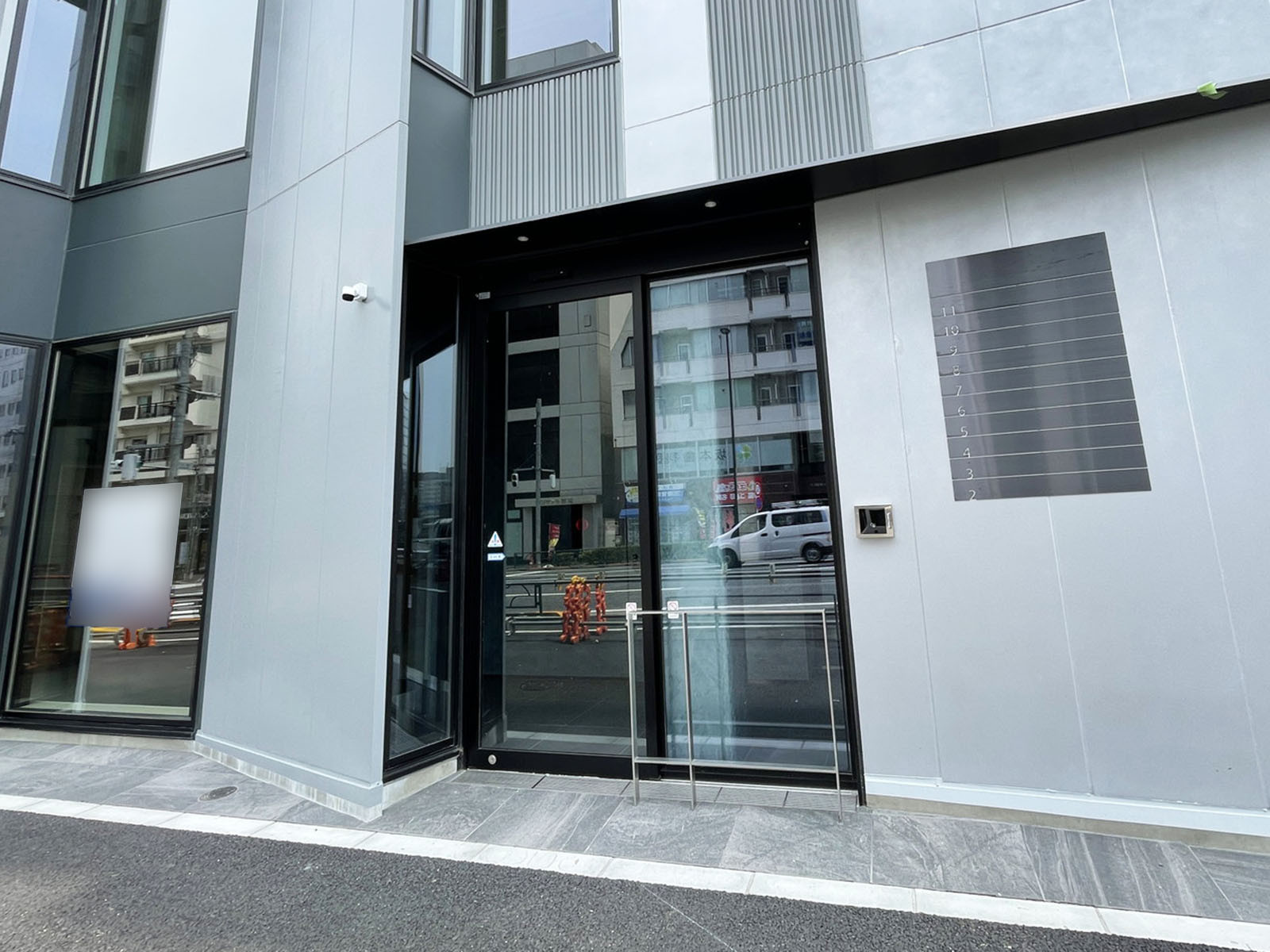 オフィスビル出入口