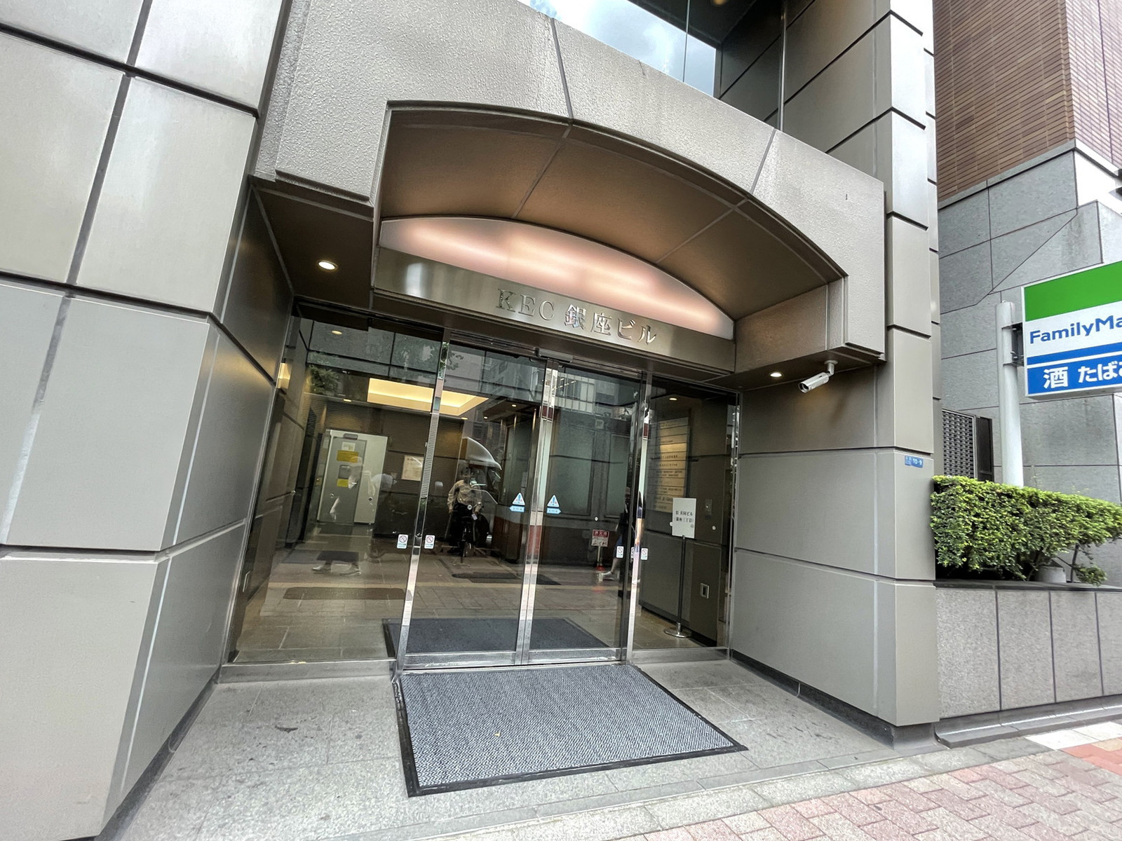 オフィスビル出入口