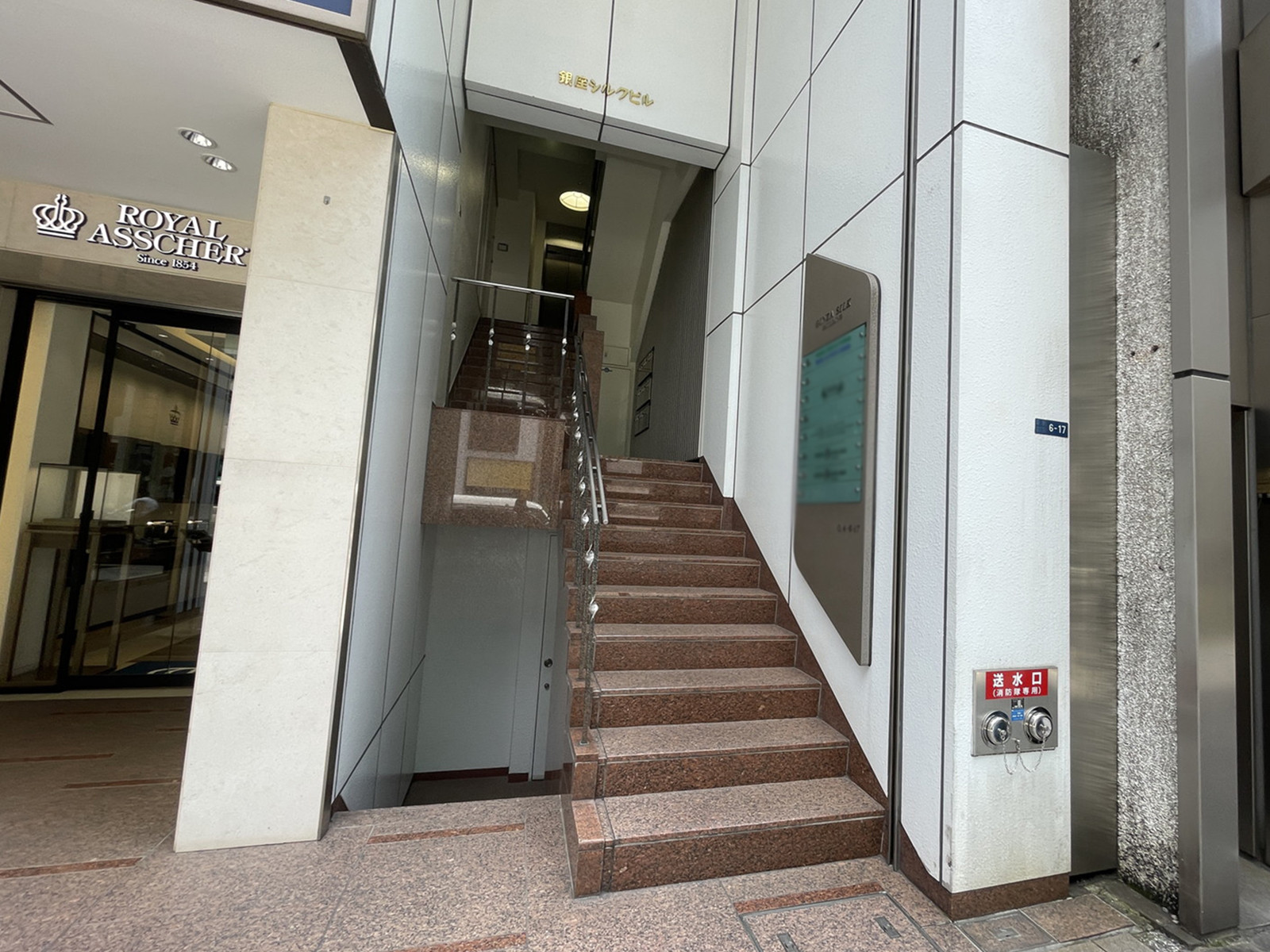 オフィスビル出入口