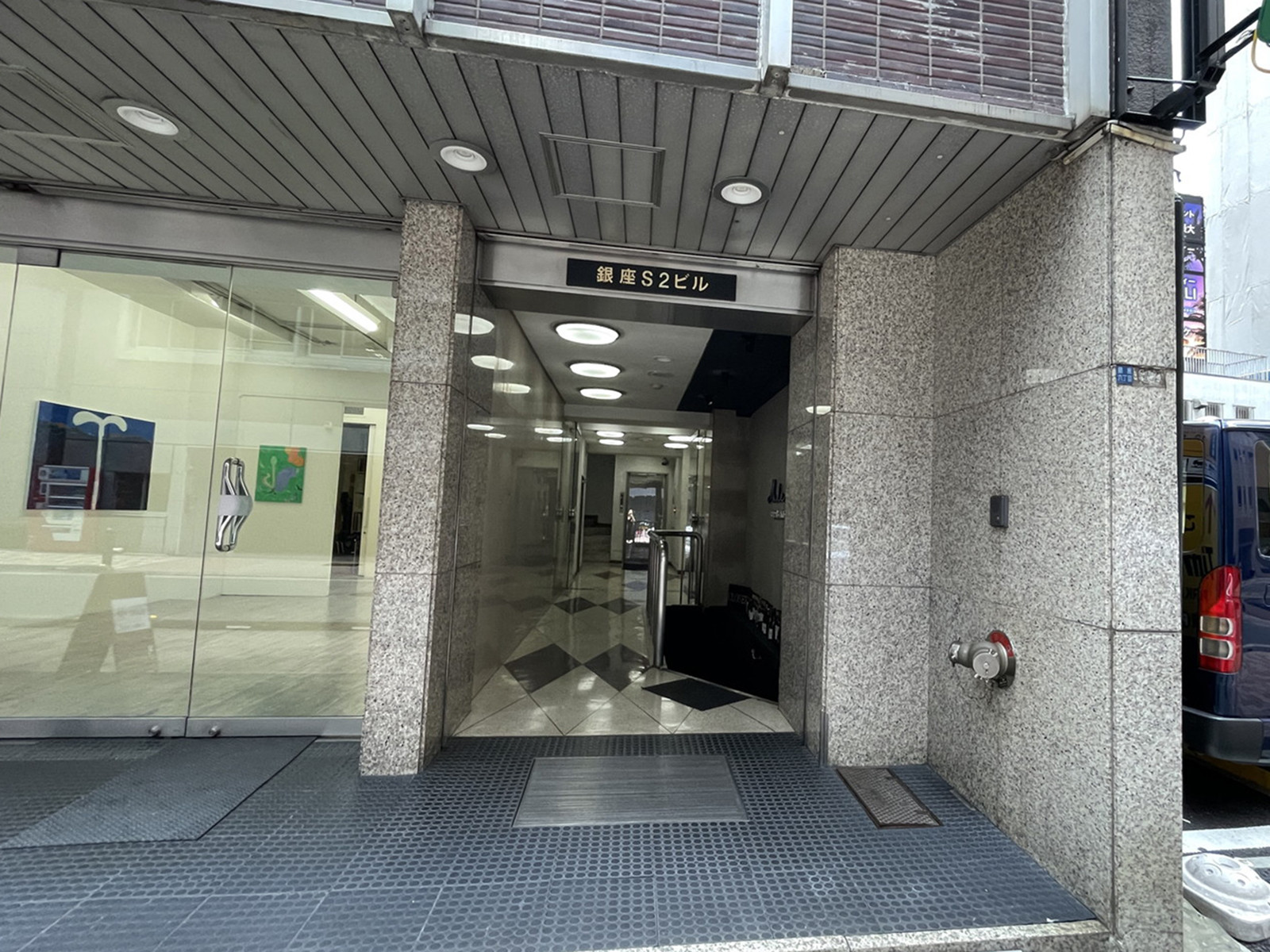 オフィスビル出入口