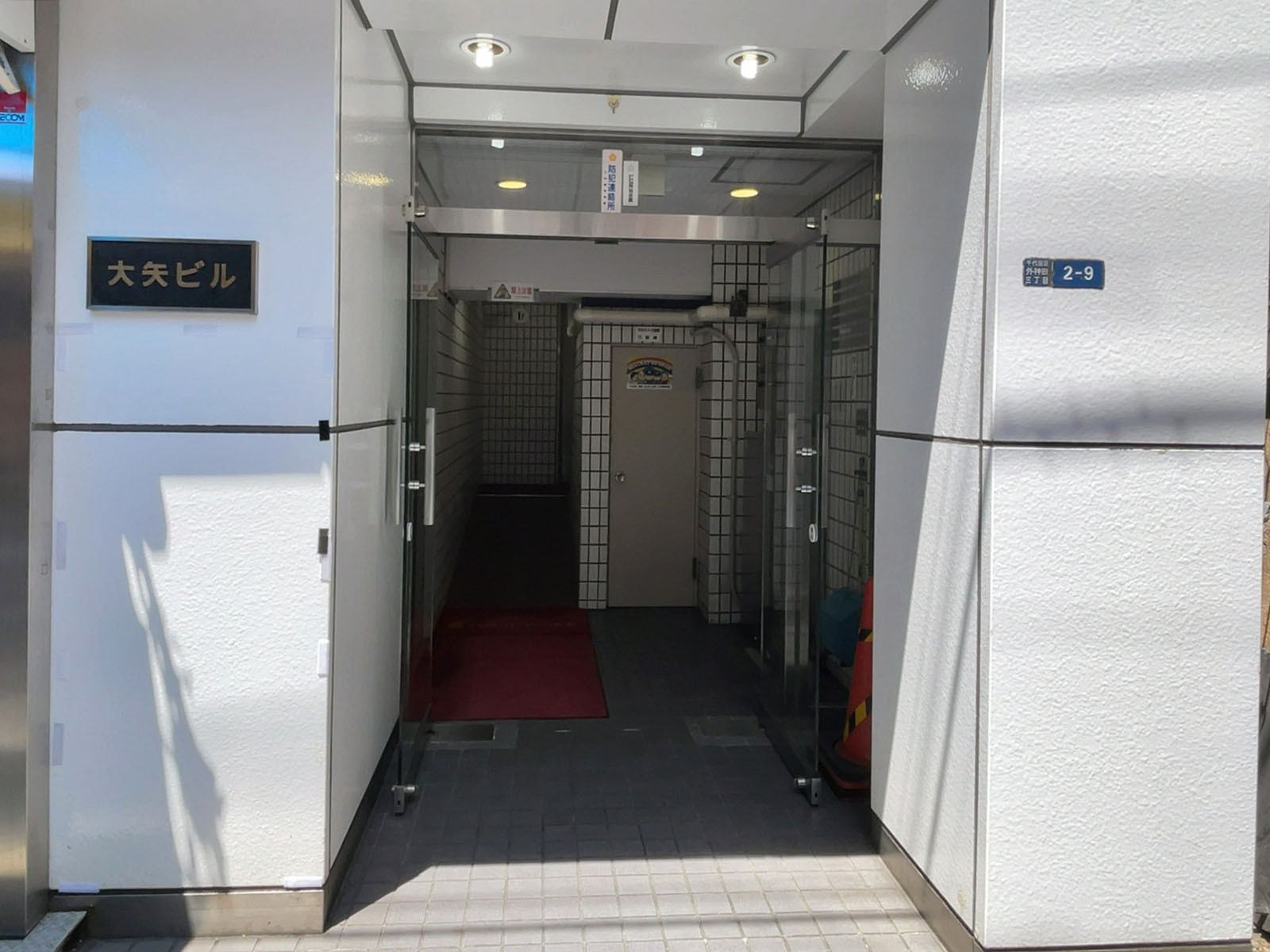 オフィスビル出入口