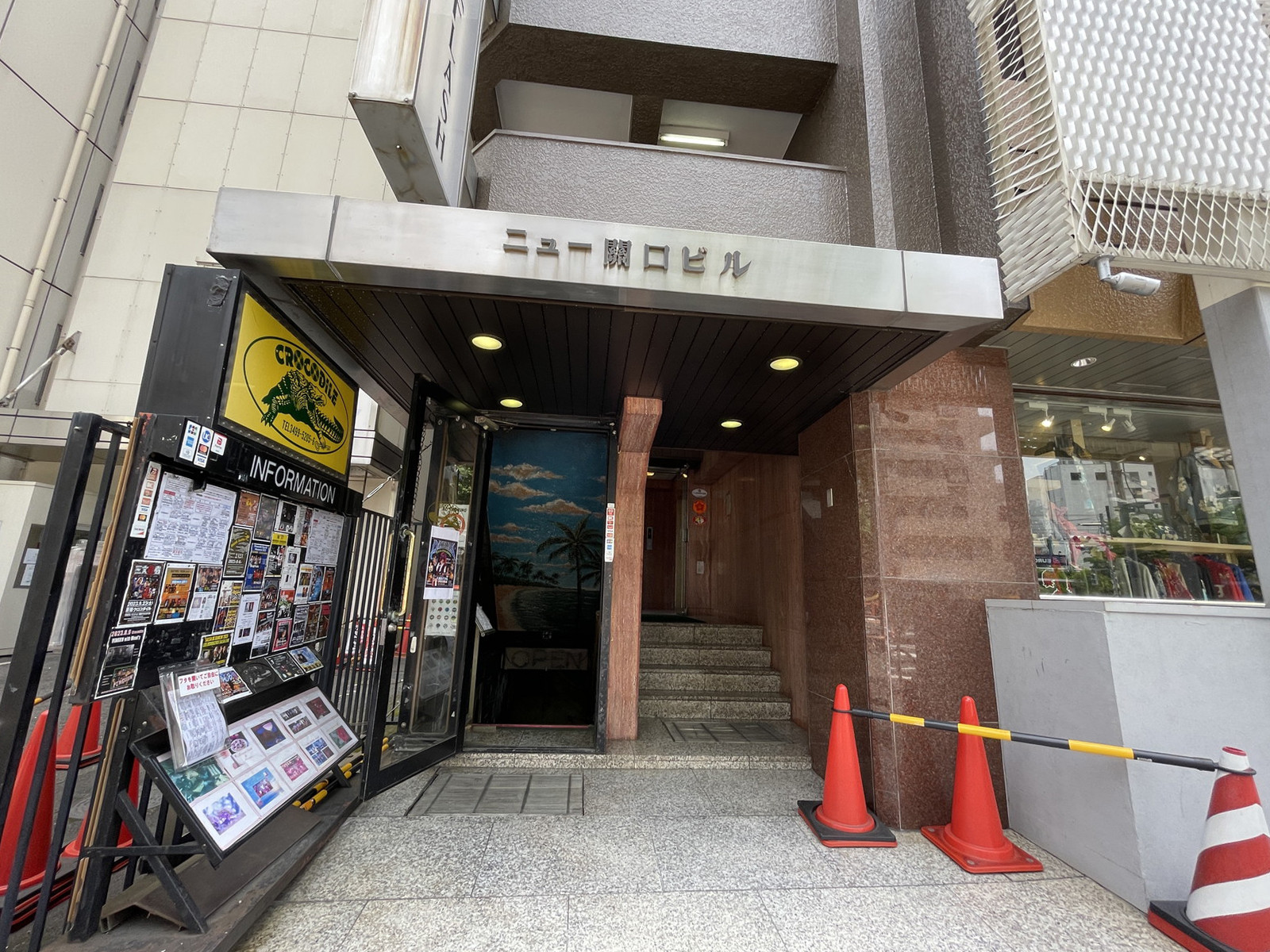オフィスビル出入口