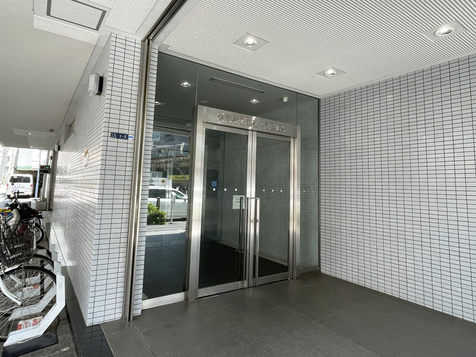オフィスビル出入口