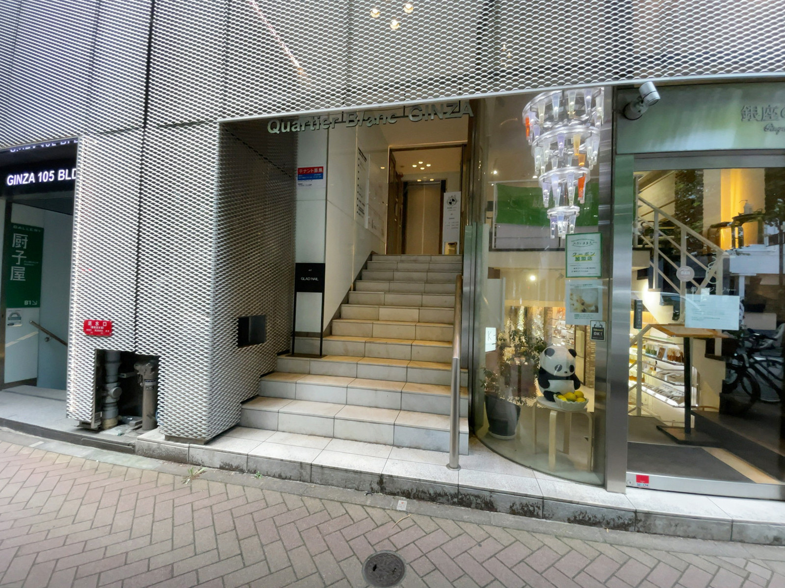 オフィスビル出入口