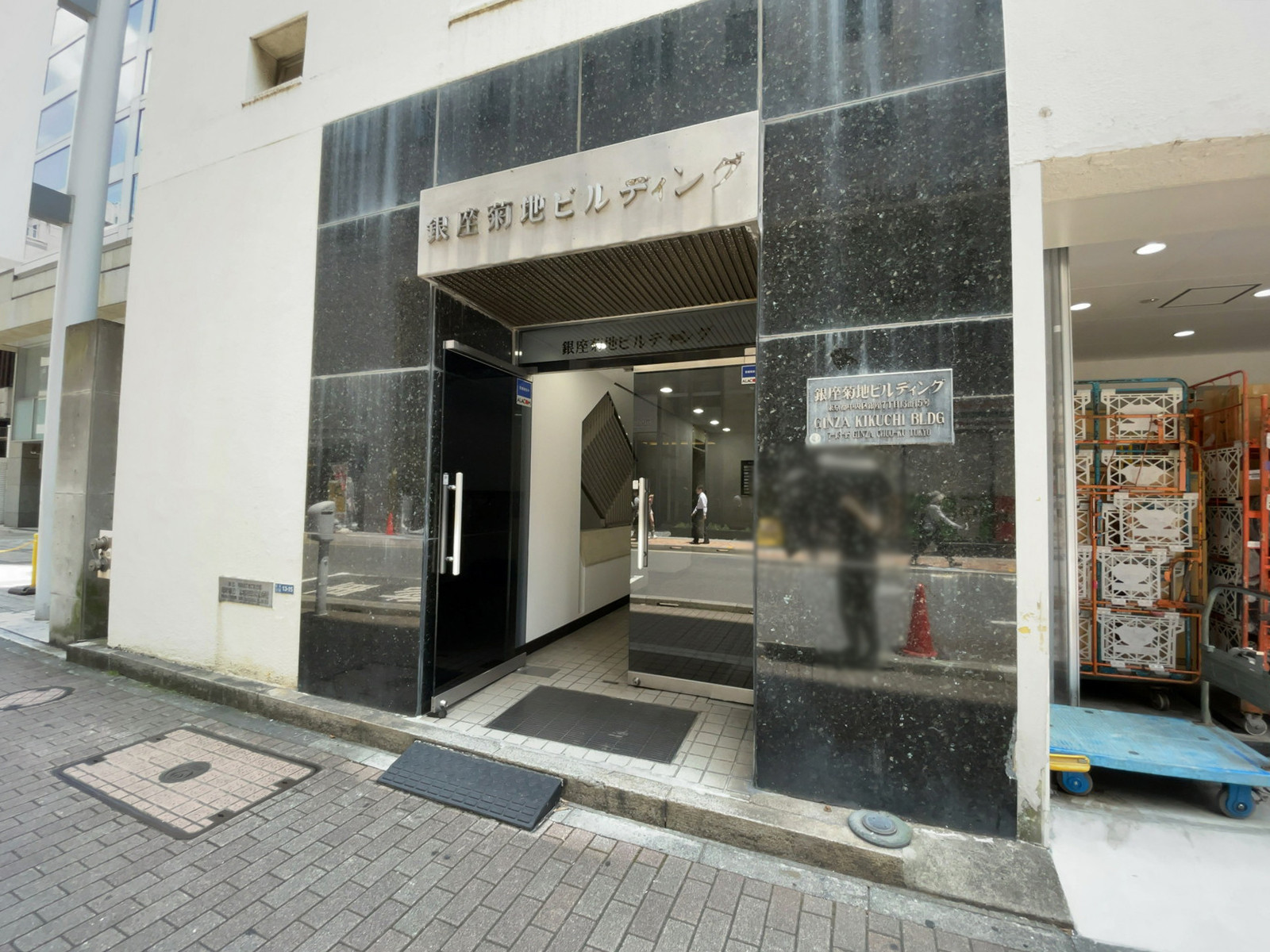 オフィスビル出入口