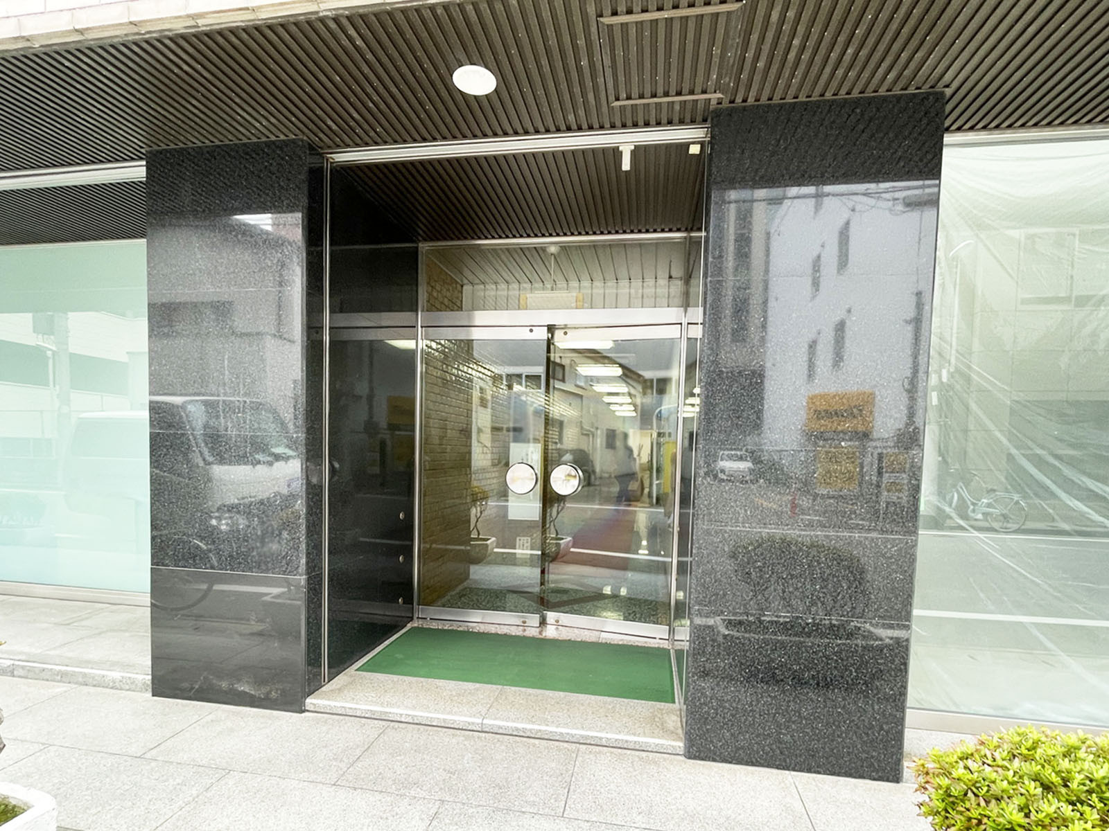 オフィスビル出入口