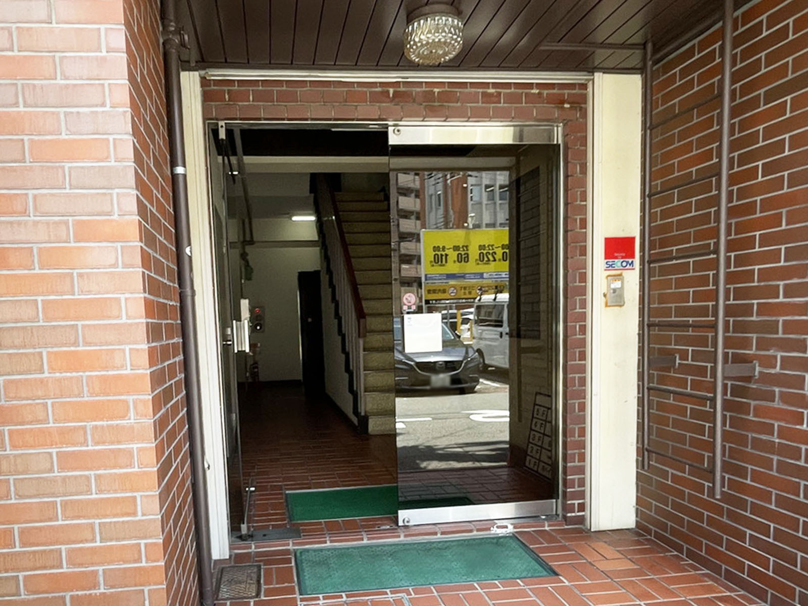 オフィスビル出入口
