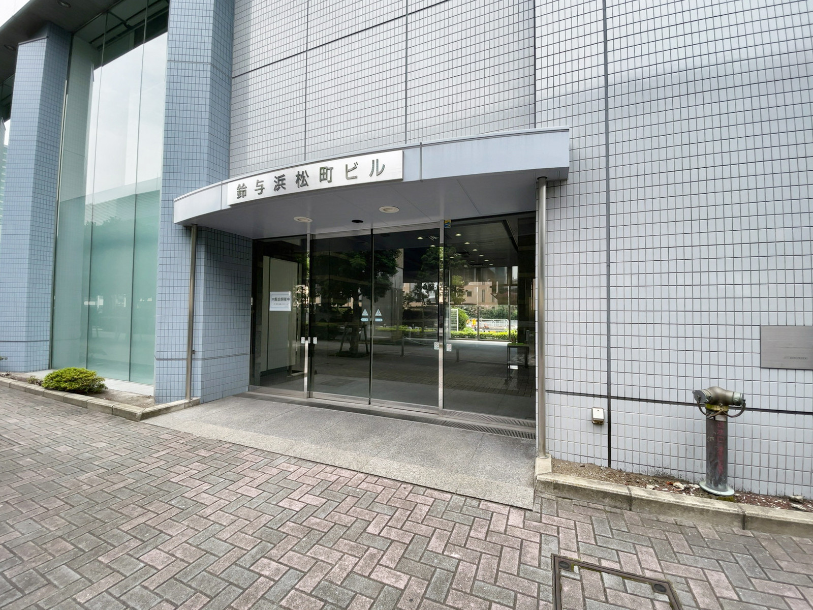 オフィスビル出入口