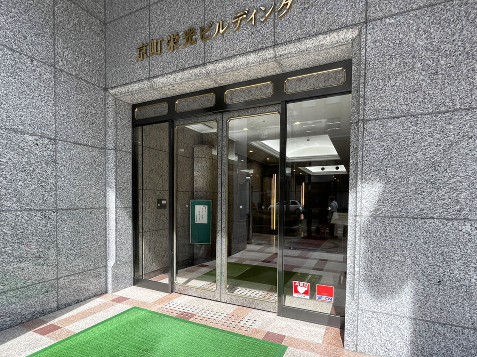 オフィスビル出入口