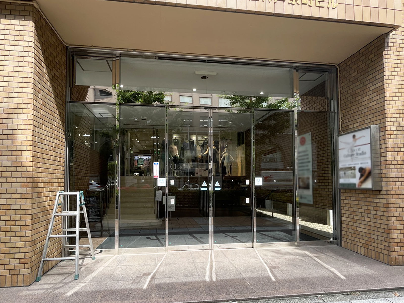 オフィスビル出入口