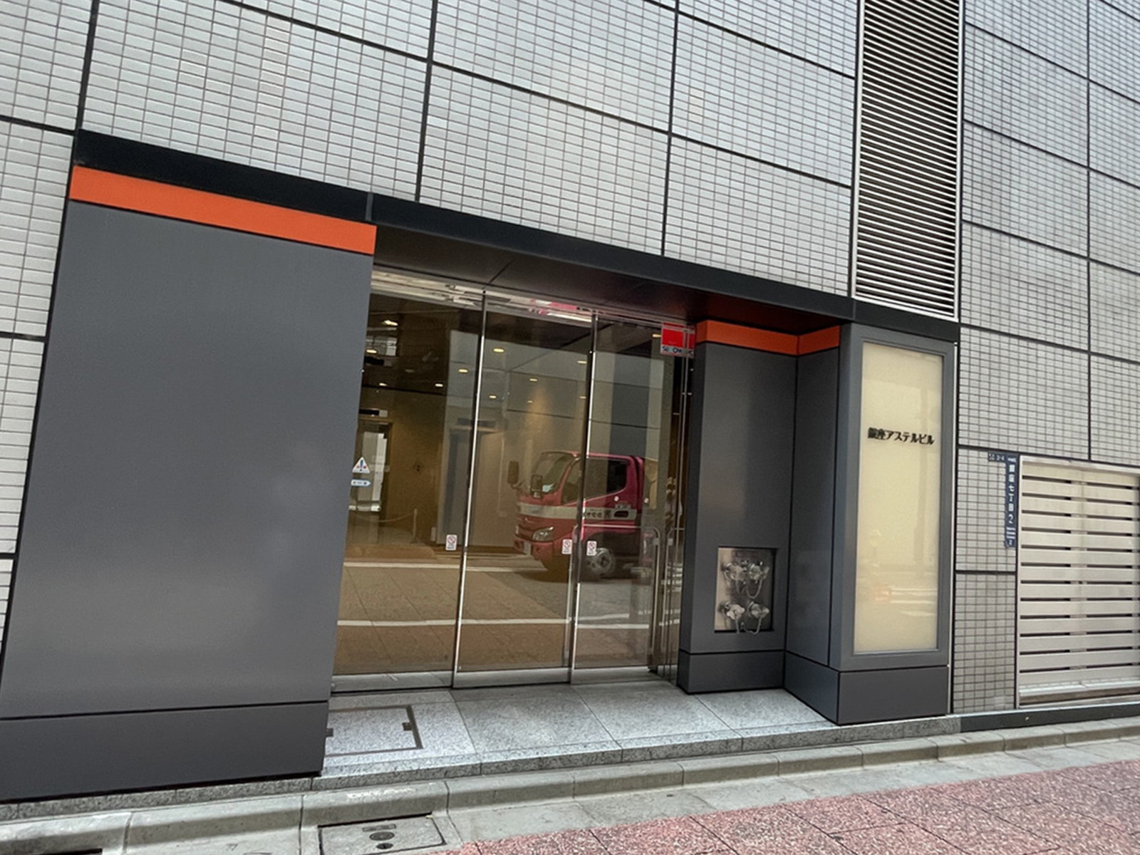 オフィスビル出入口