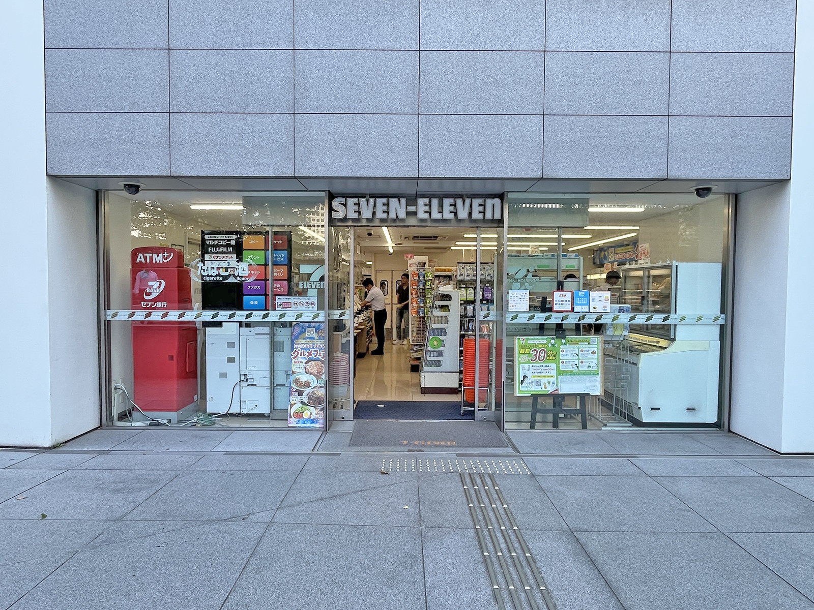 1階のセブンイレブン赤坂Kタワー店