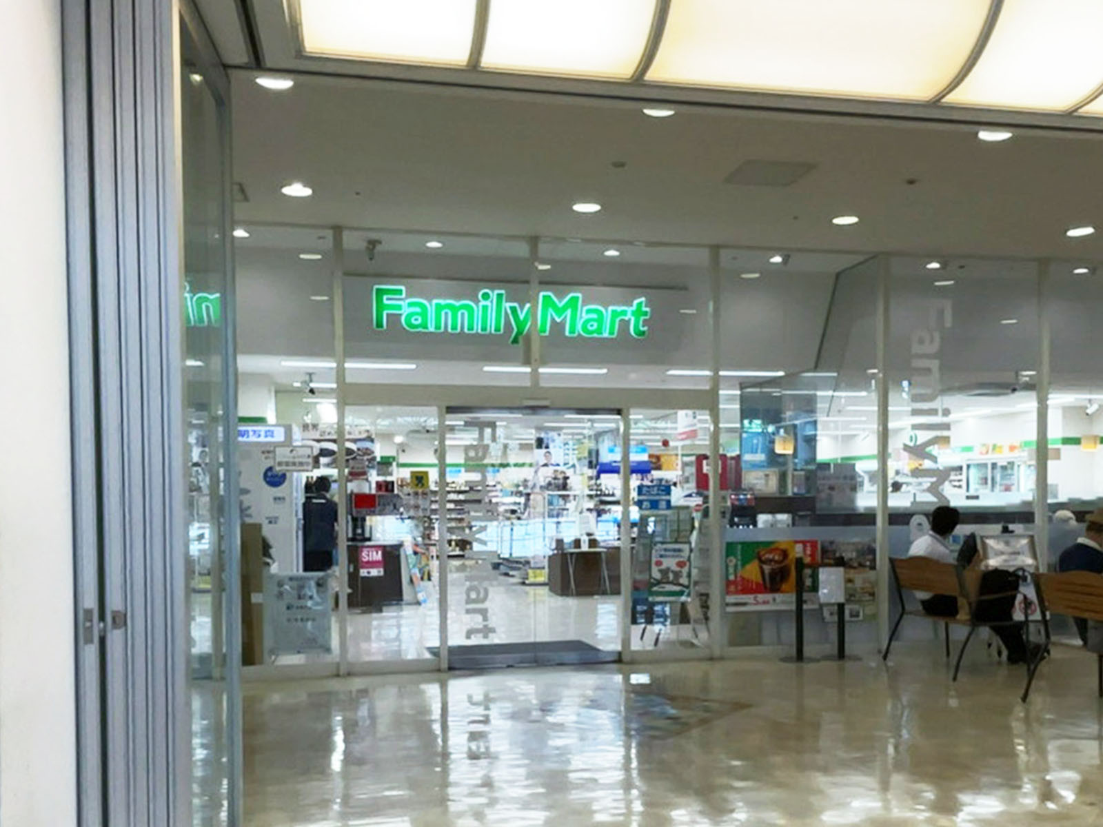 1階のファミリーマート ハーバーランドセンター店