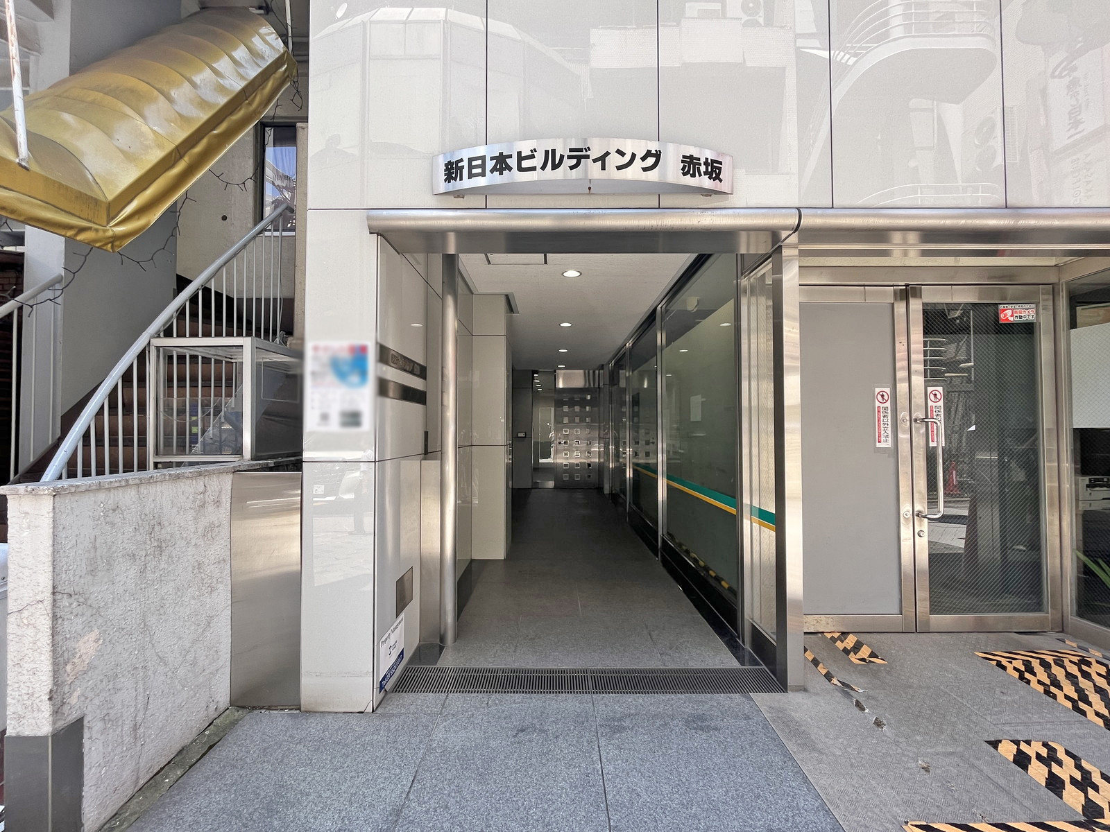 オフィスビル出入り口
