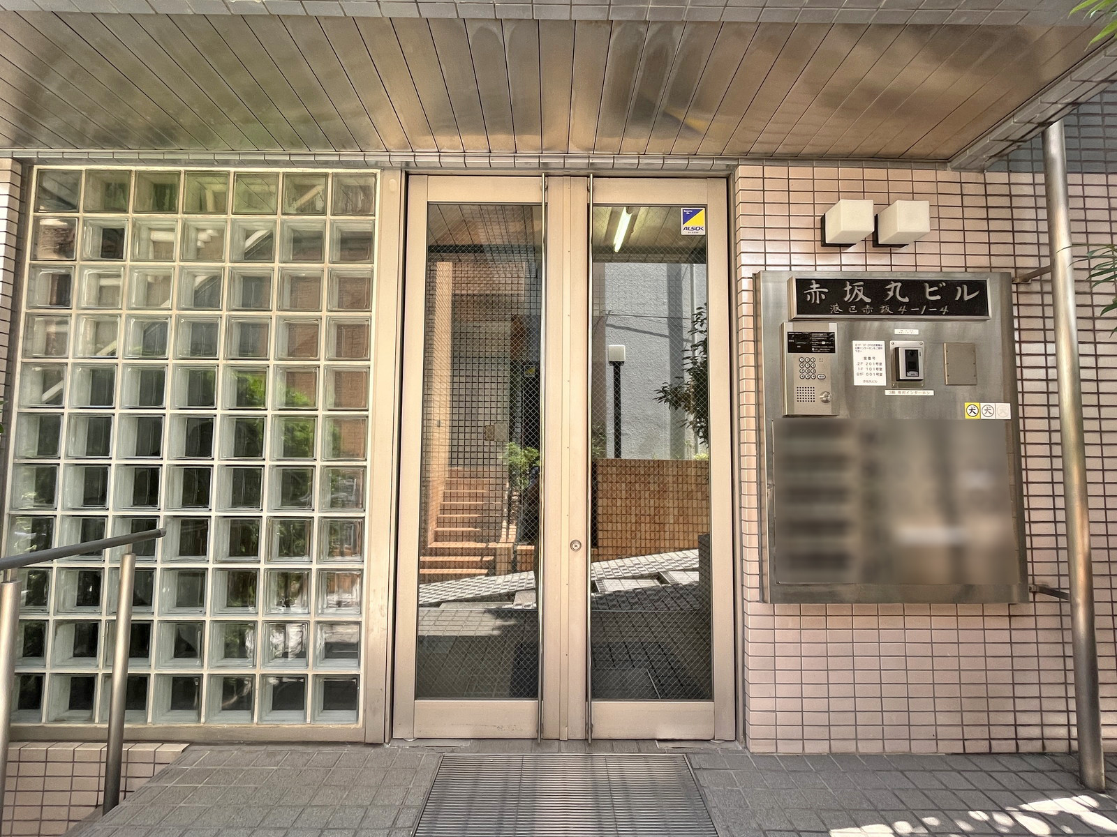 オフィスビル出入り口