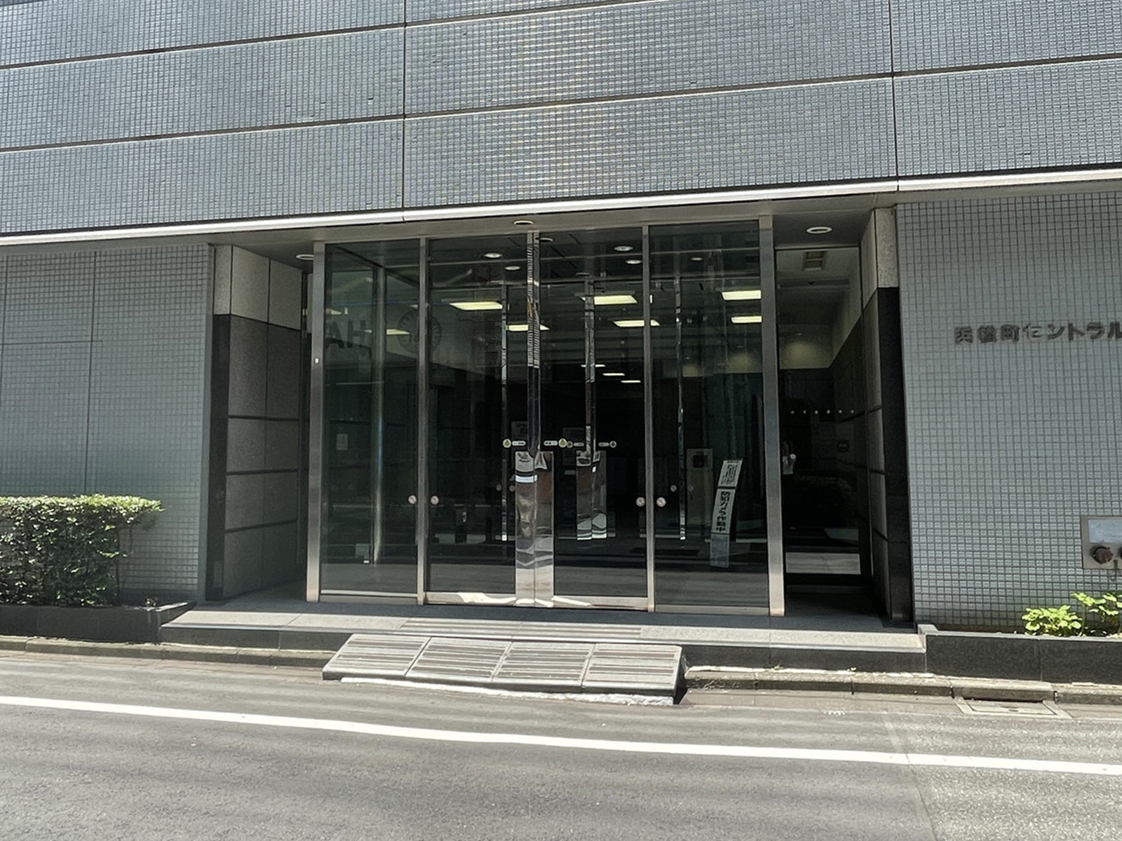 オフィスビル出入口