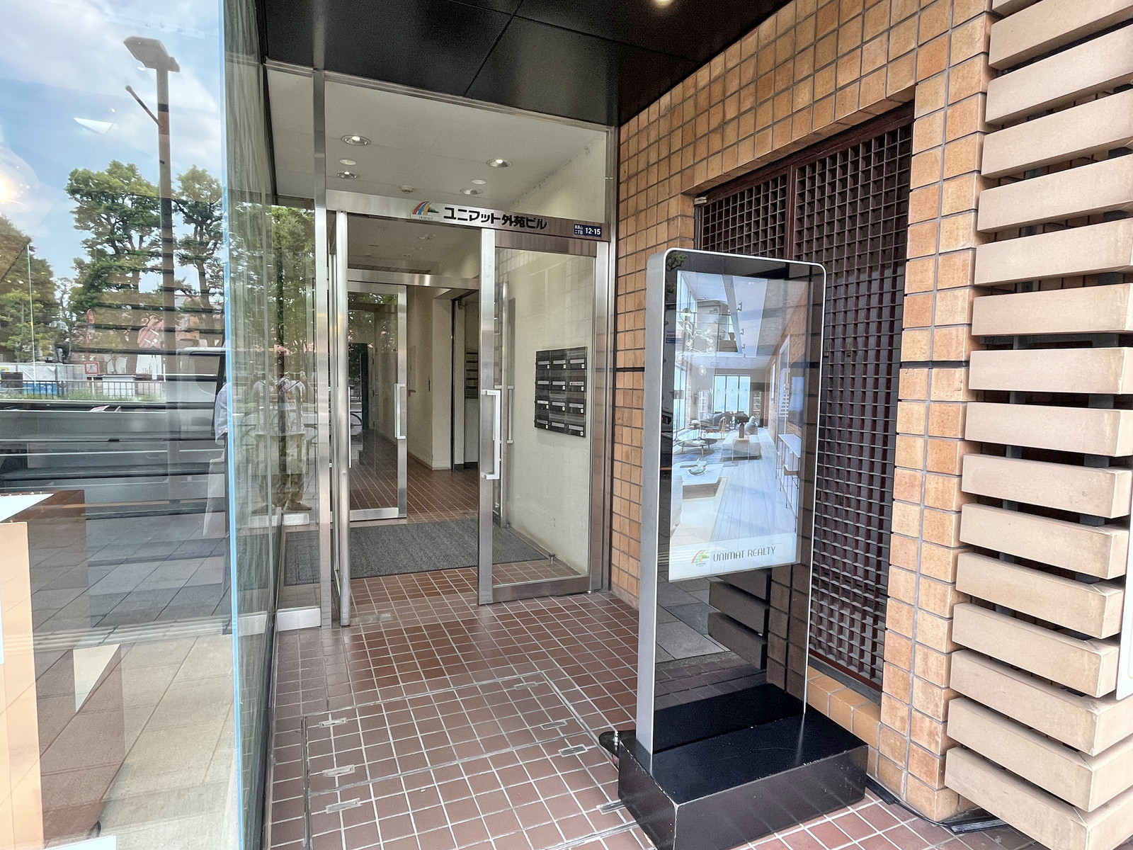 オフィスビル出入口