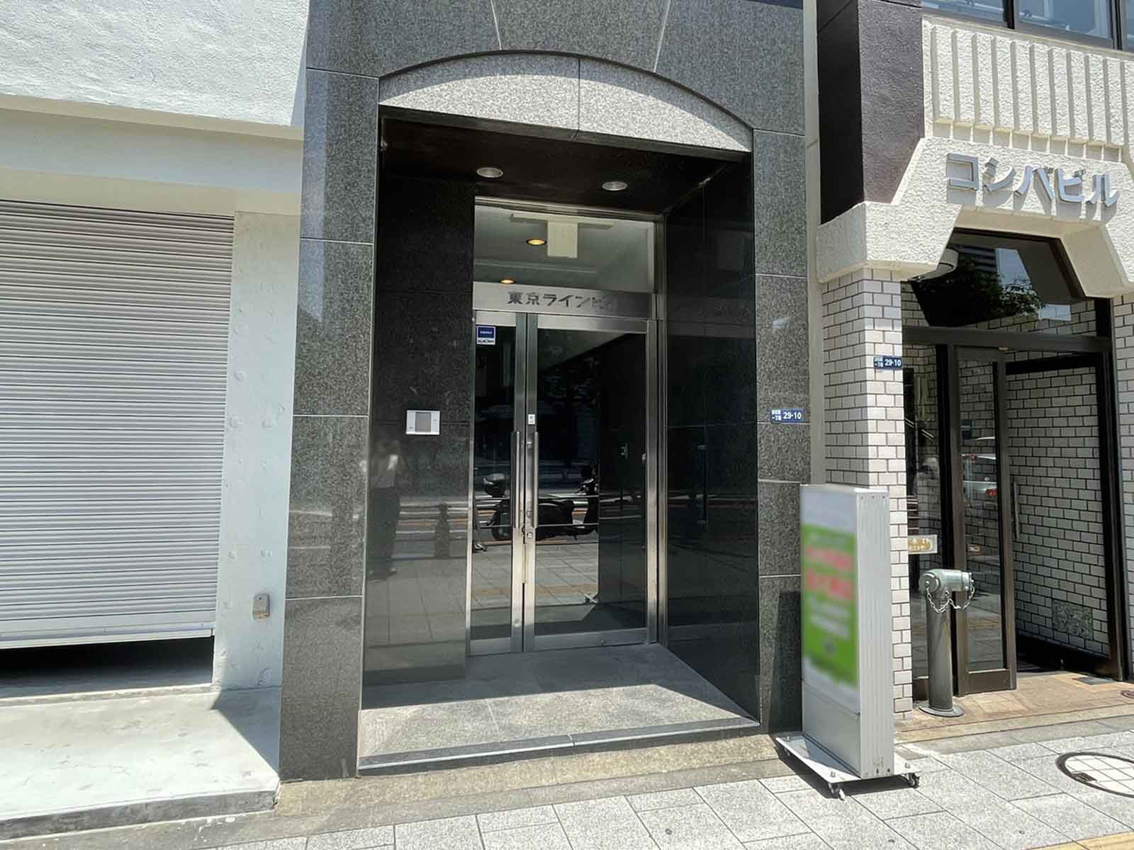 オフィスビル出入口