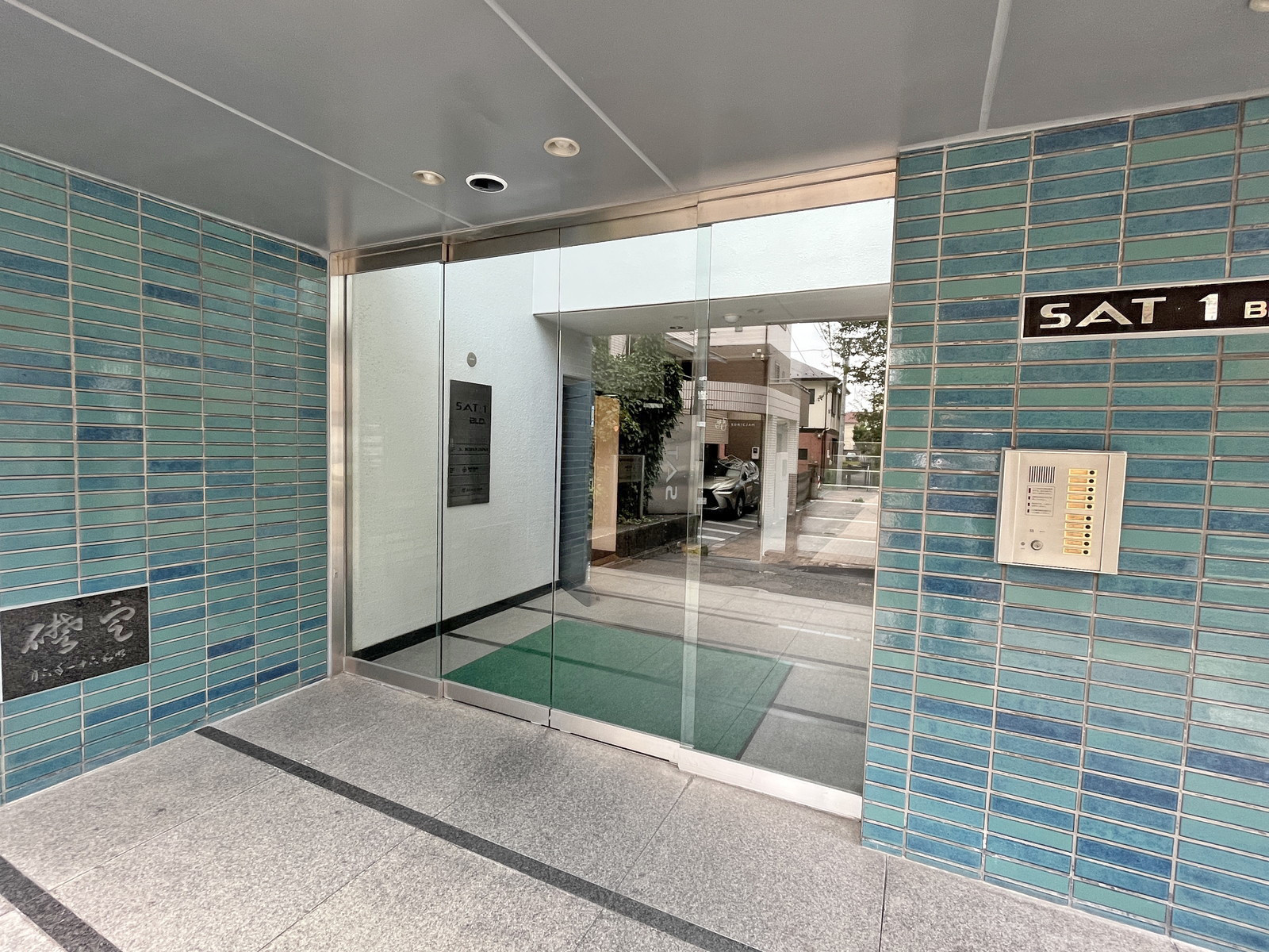 オフィスビル出入口
