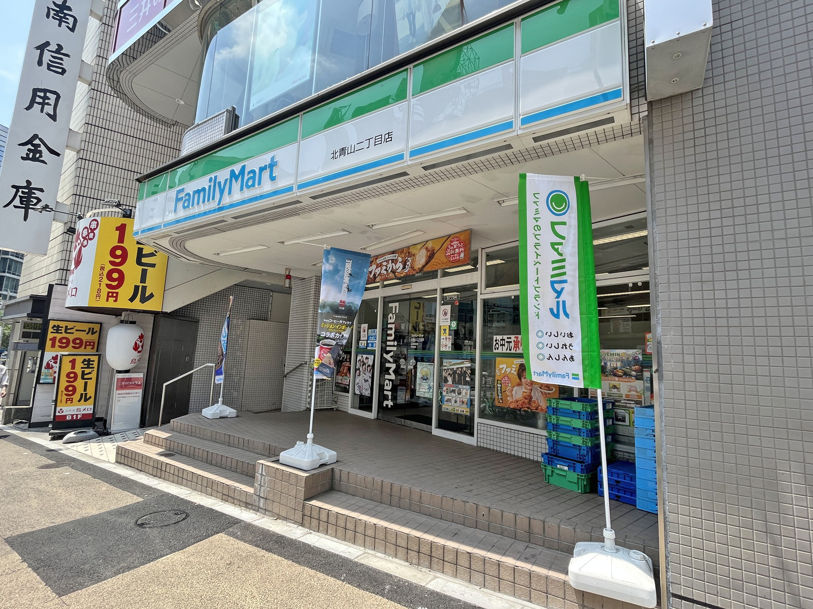 1階のファミリーマート北青山二丁目店