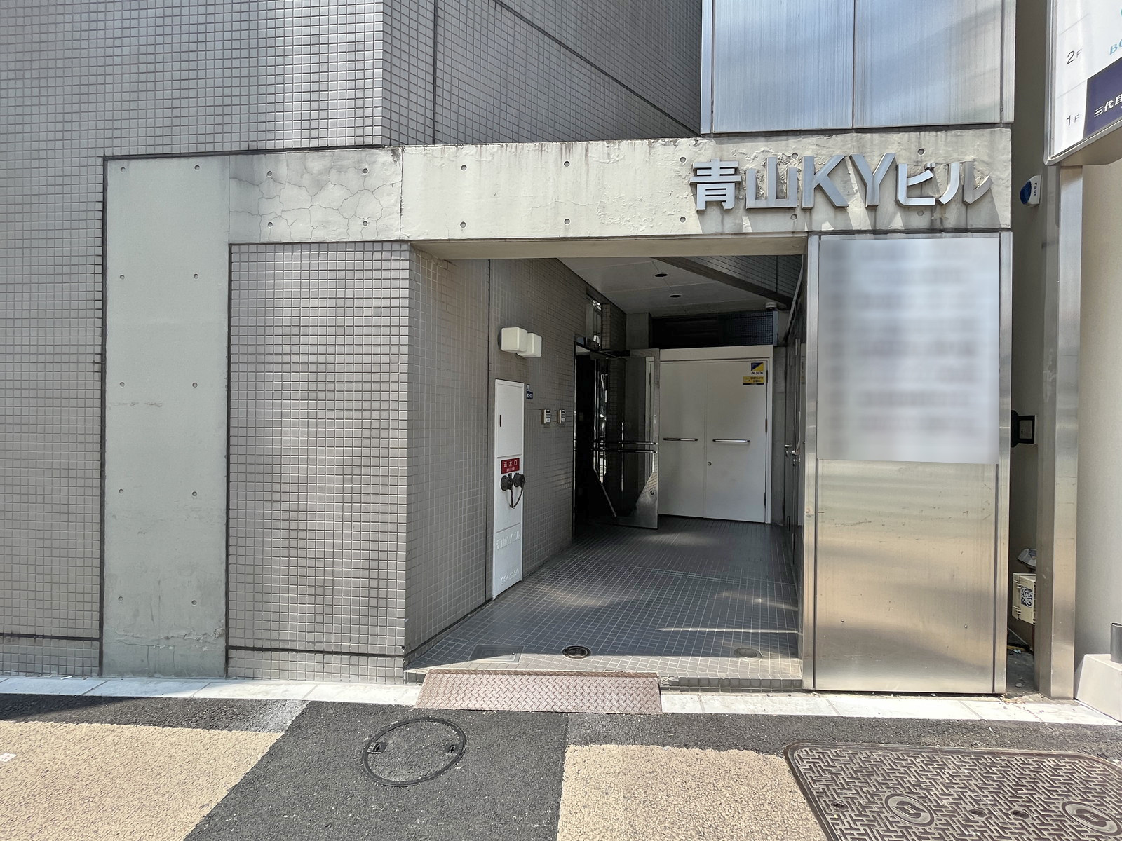 オフィスビル出入り口