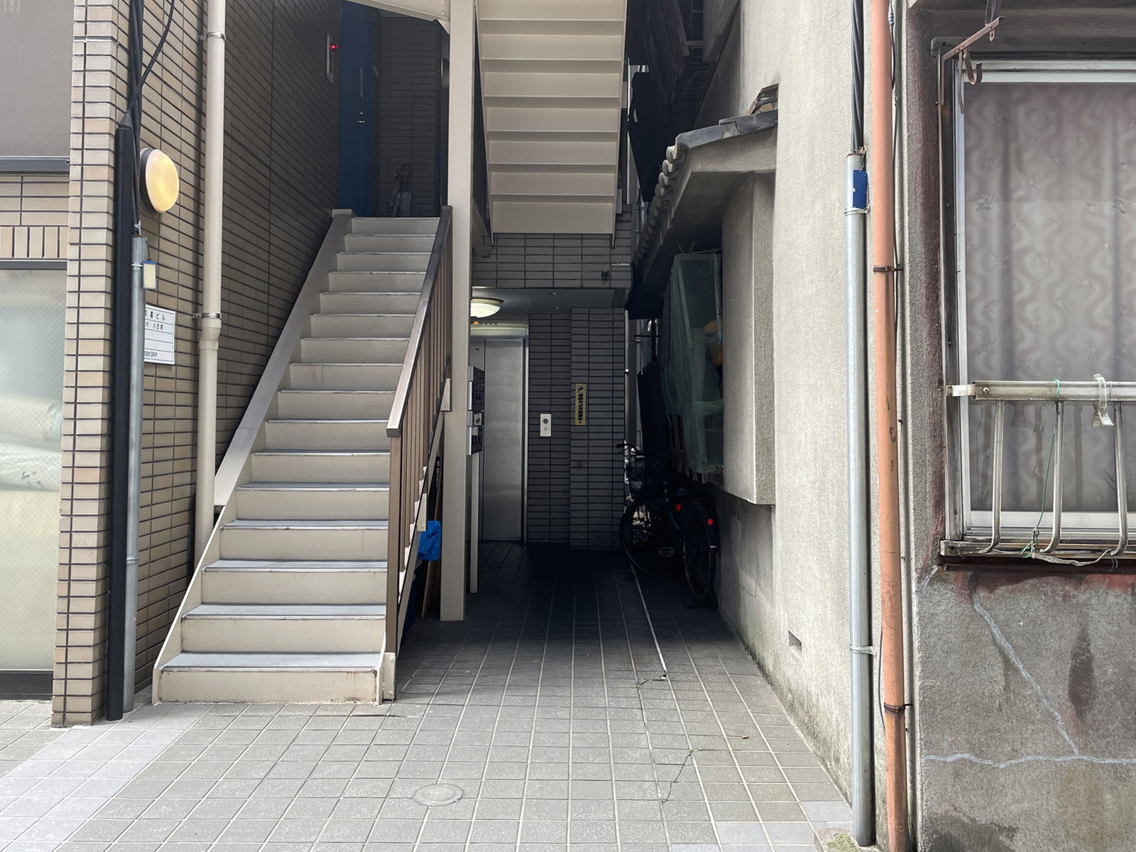 オフィスビル出入口