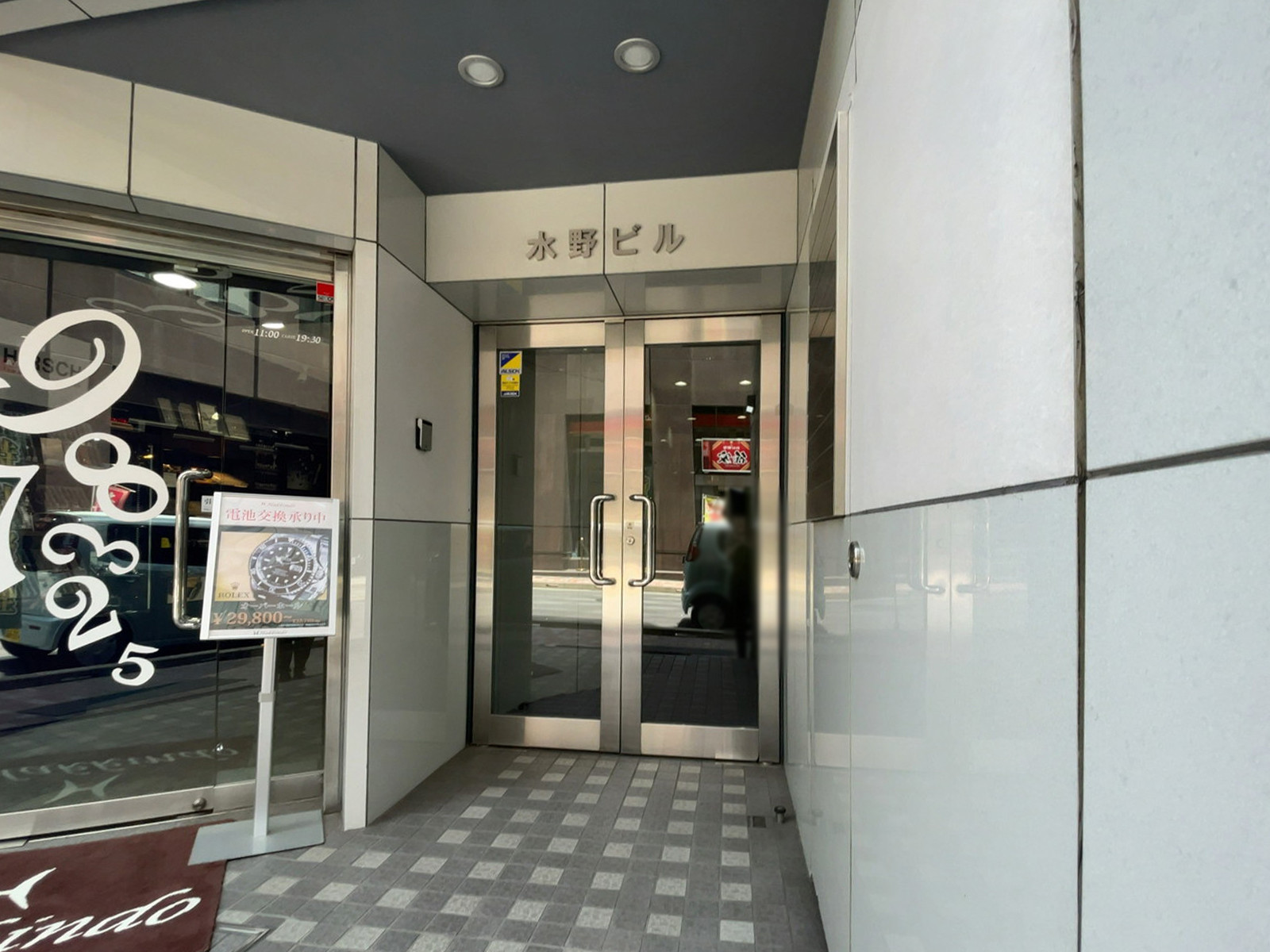 オフィスビル出入口