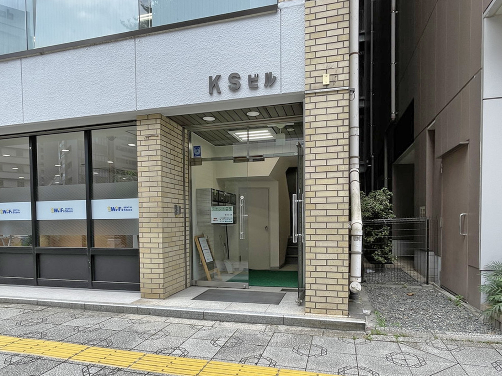 オフィスビル出入口