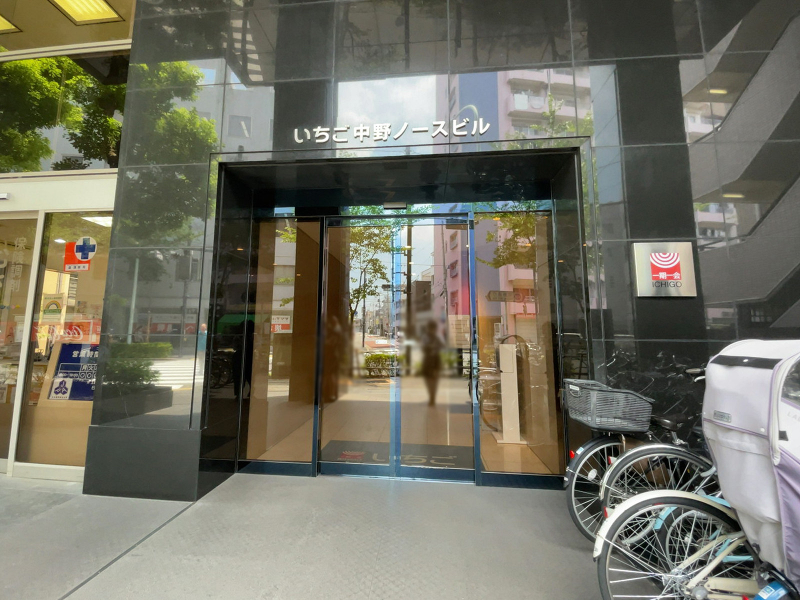 オフィスビル出入口