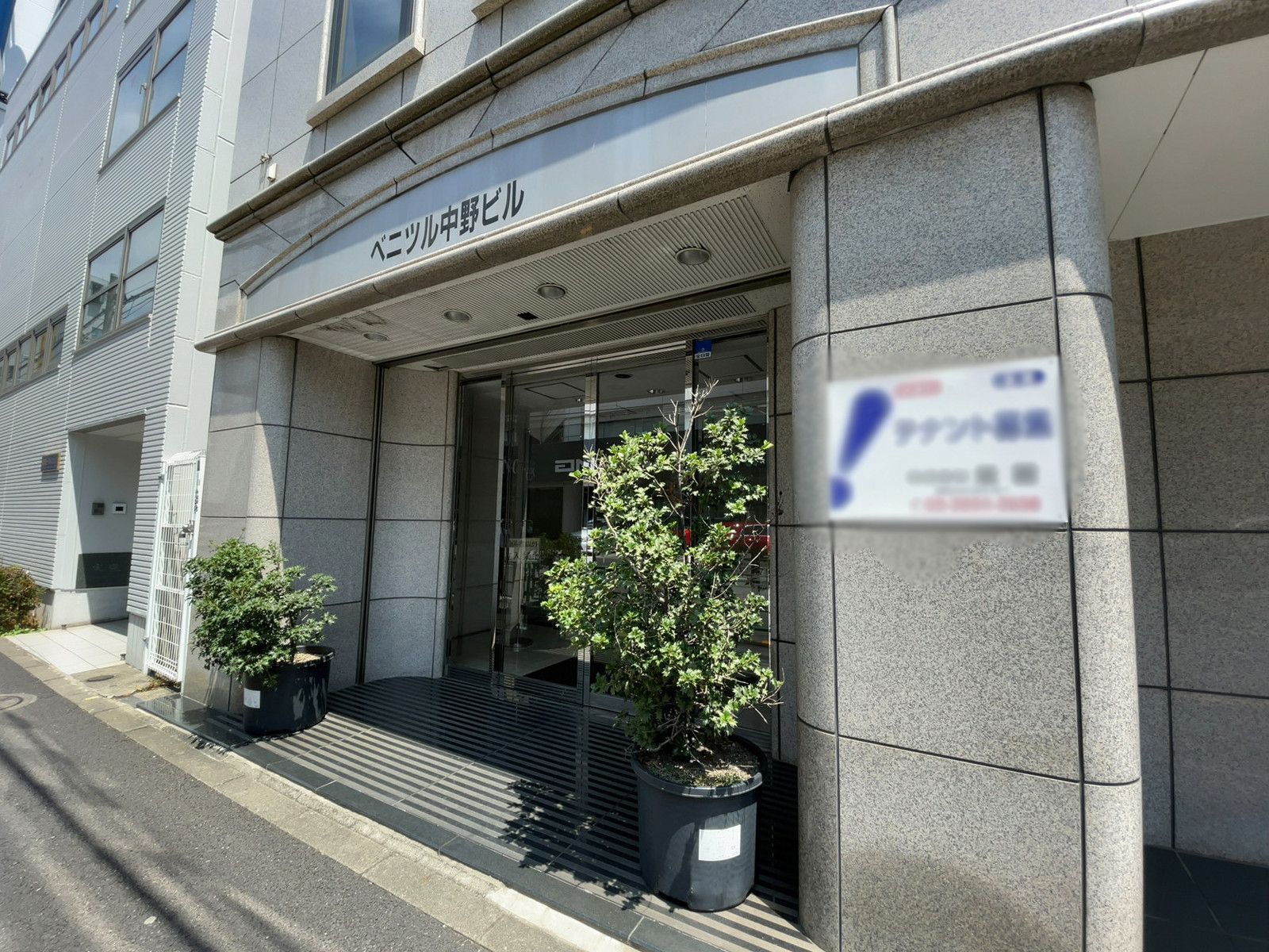 オフィスビル出入口