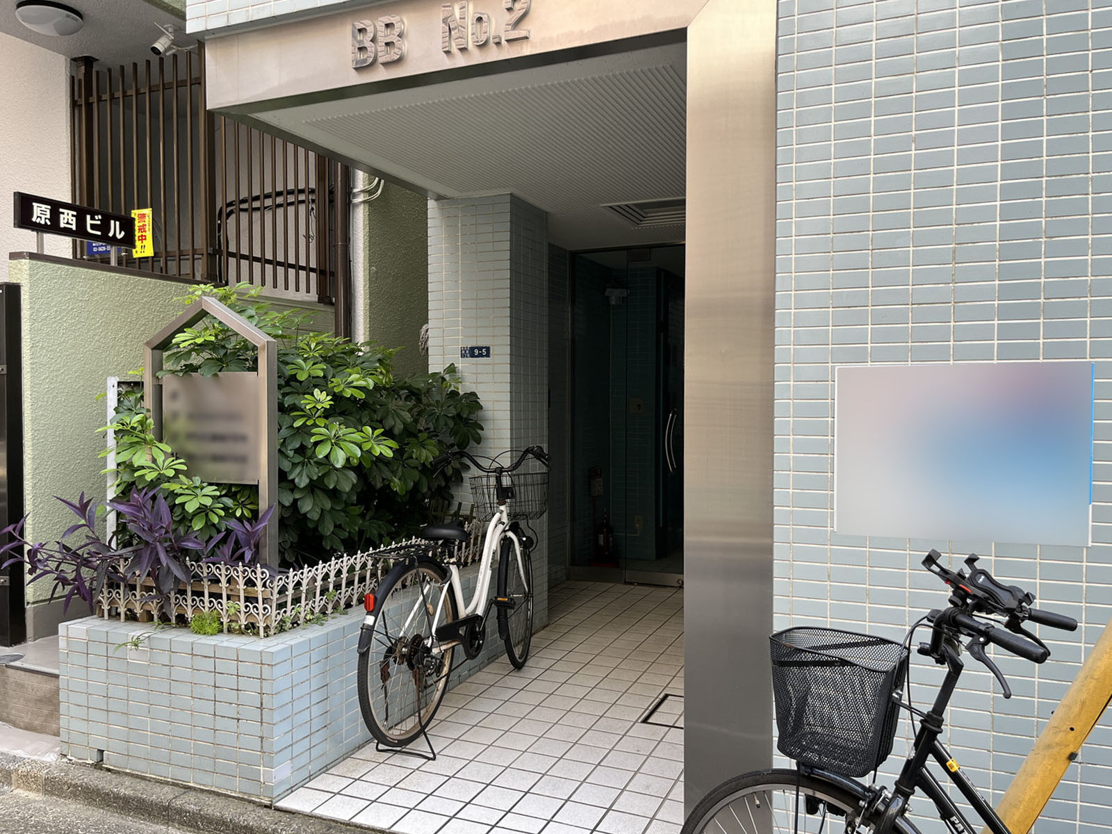 オフィスビル出入り口