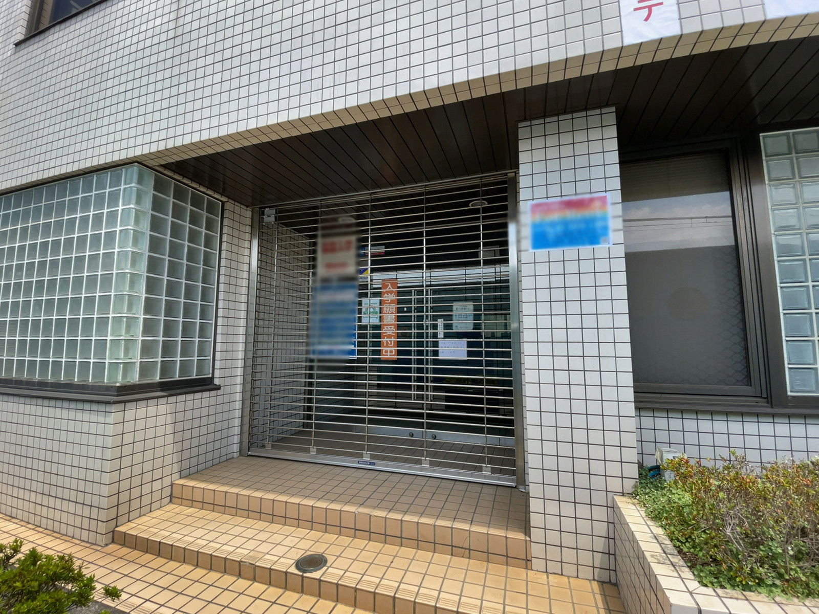 オフィスビル出入口