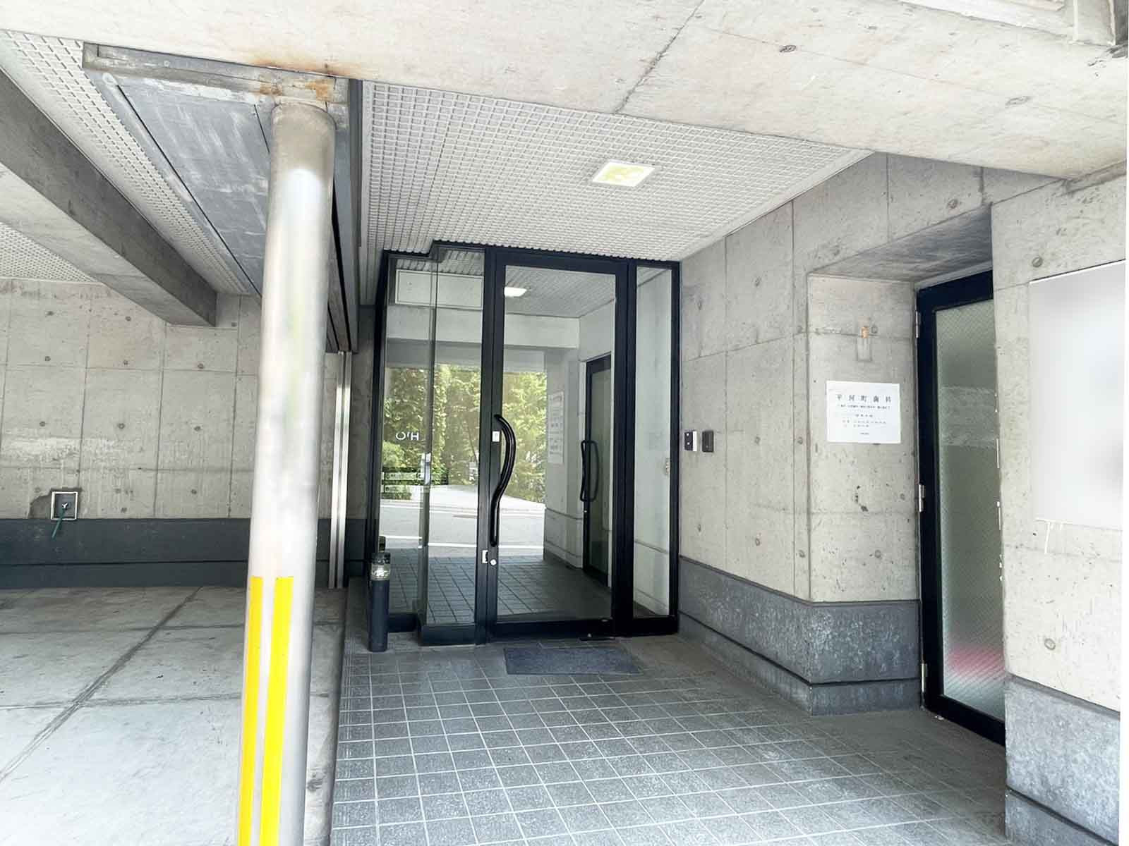 オフィスビル出入口