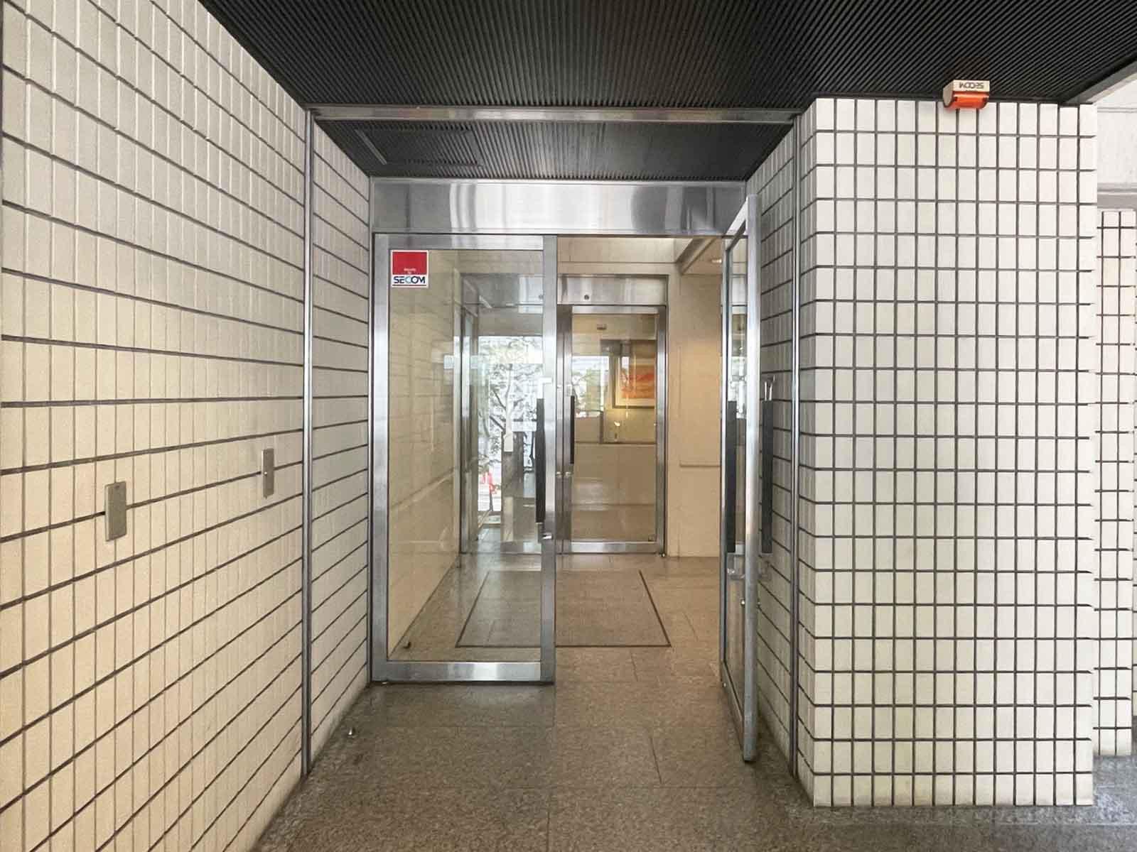 オフィスビル出入口
