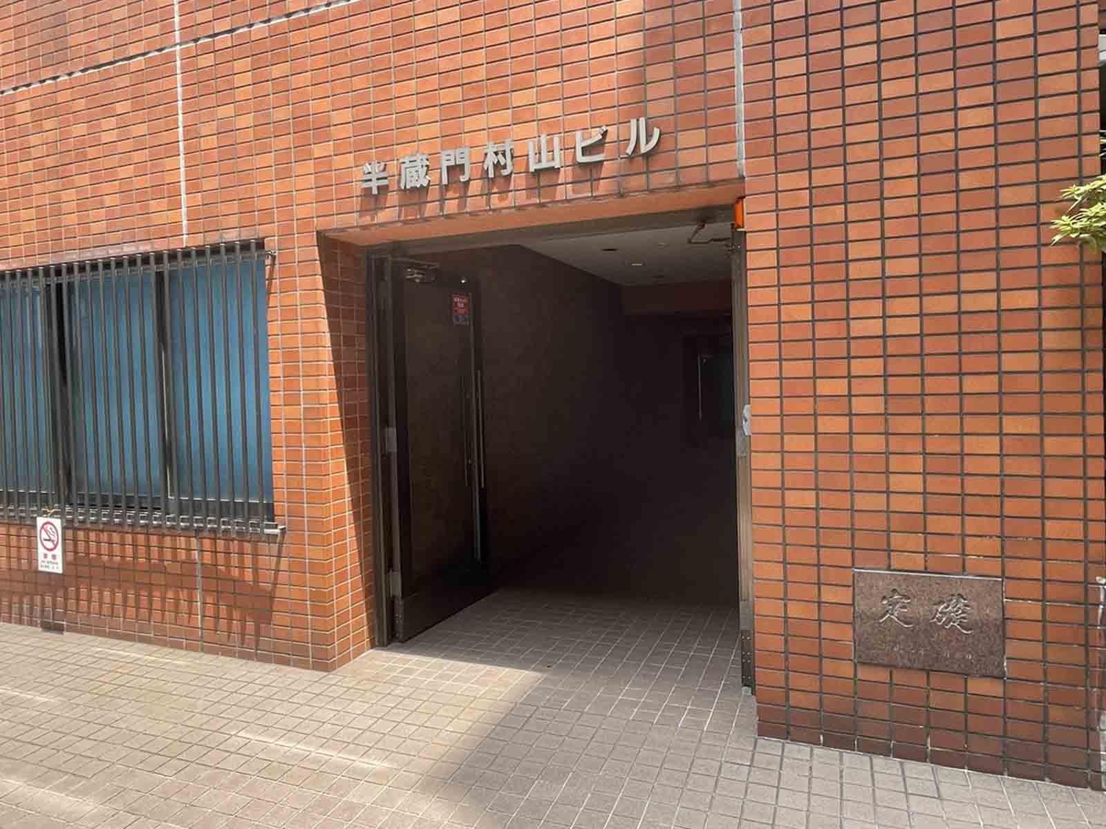 オフィスビル出入口（西館）