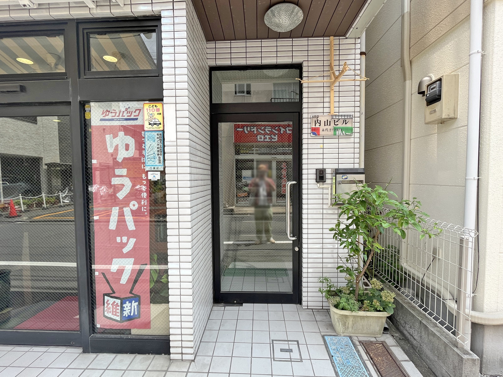 オフィスビル出入り口