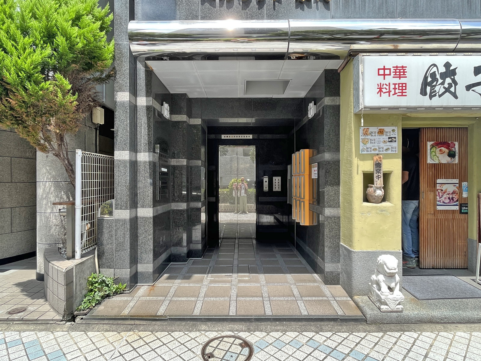 オフィスビル出入り口