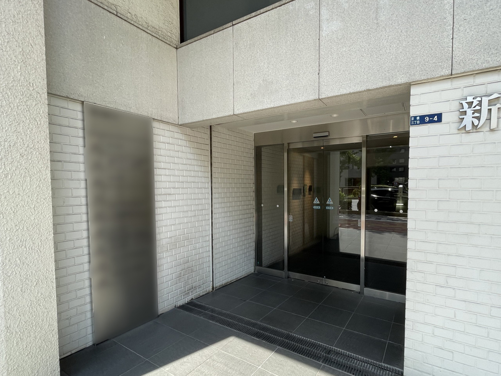 オフィスビル出入口