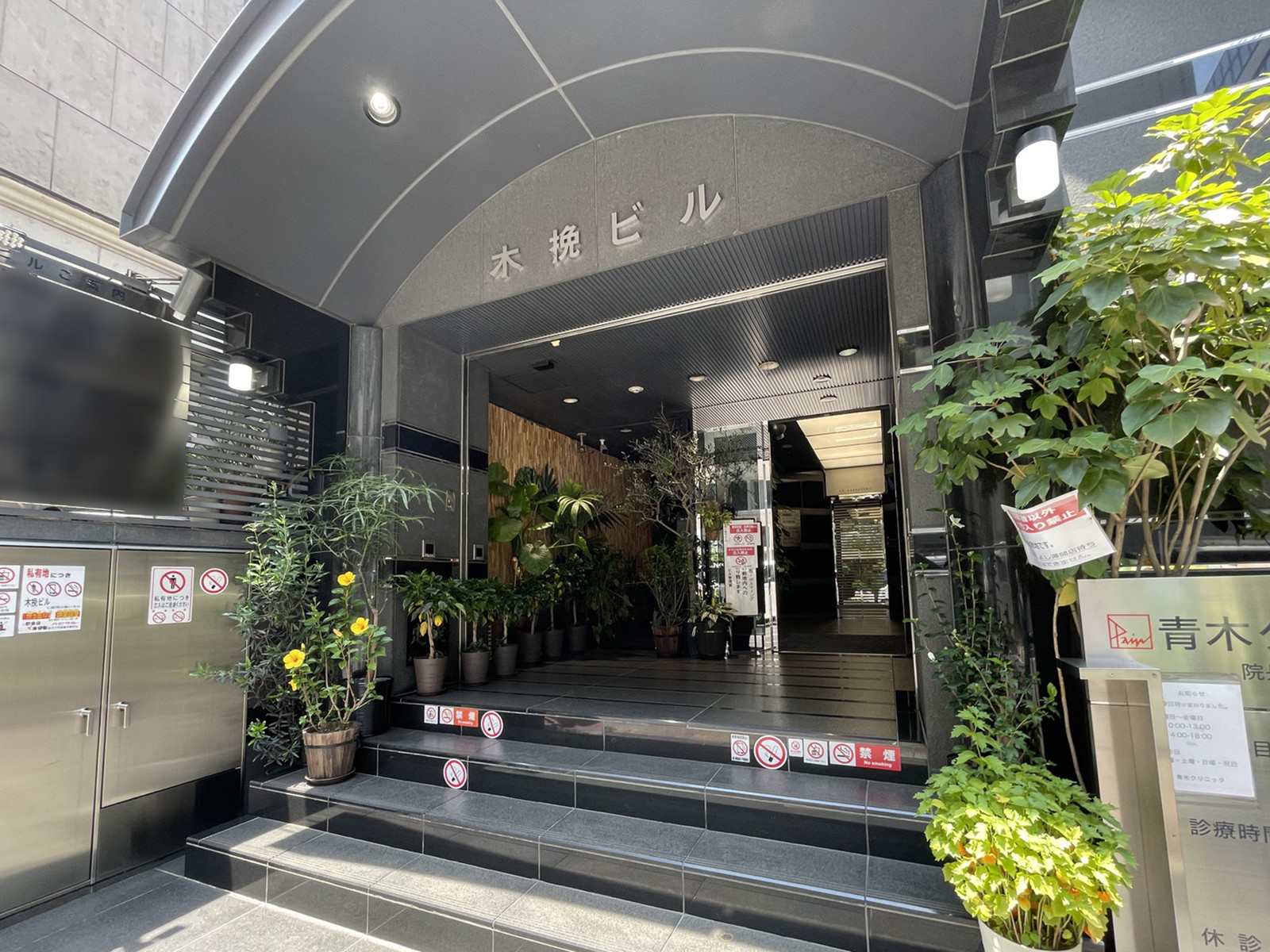 オフィスビル出入口