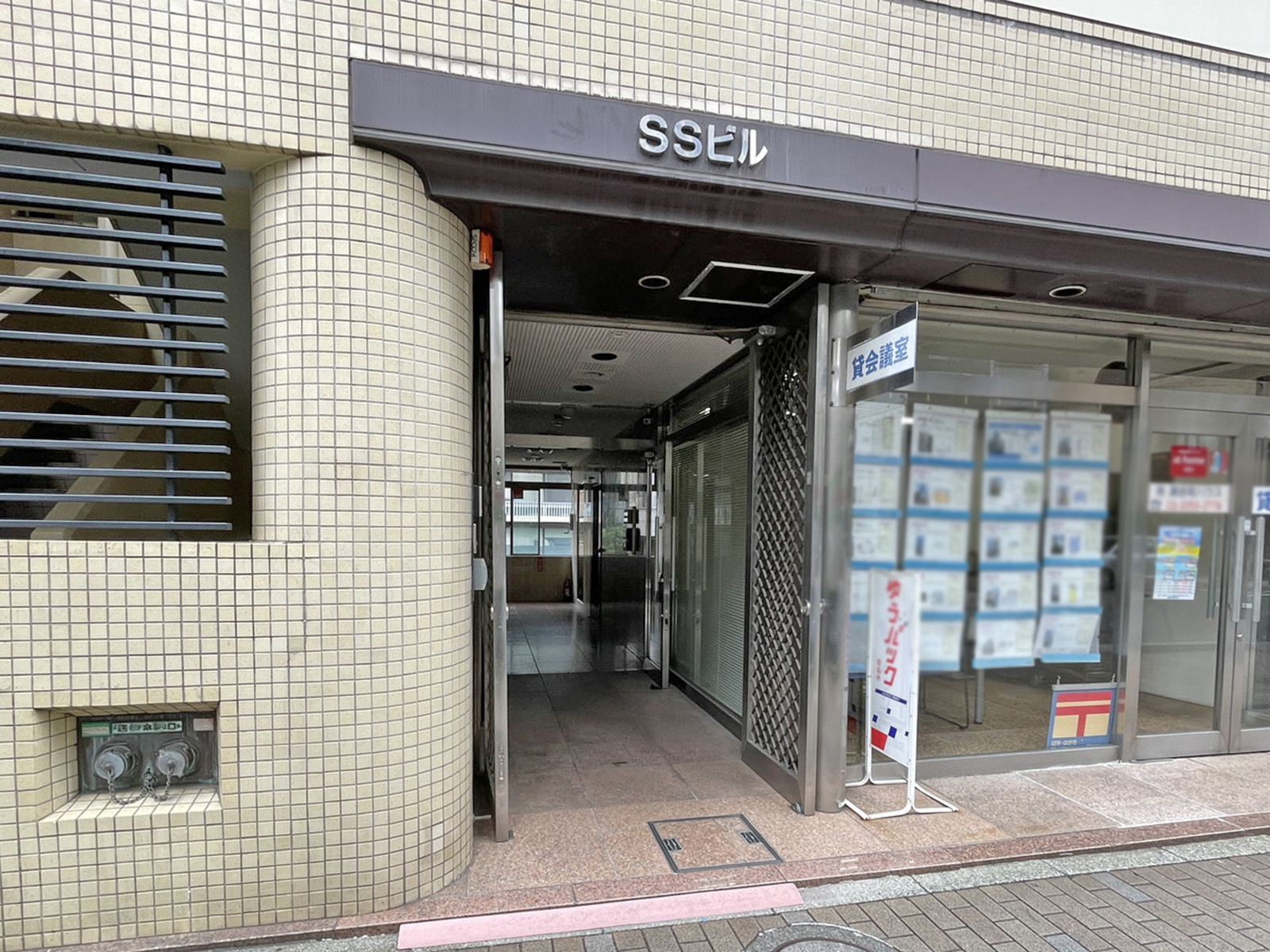 オフィスビル出入口