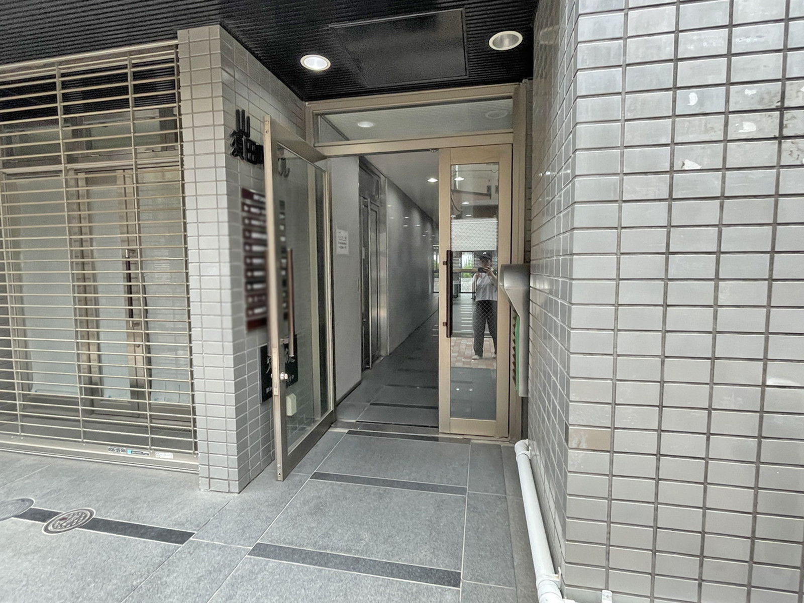 オフィスビル出入口