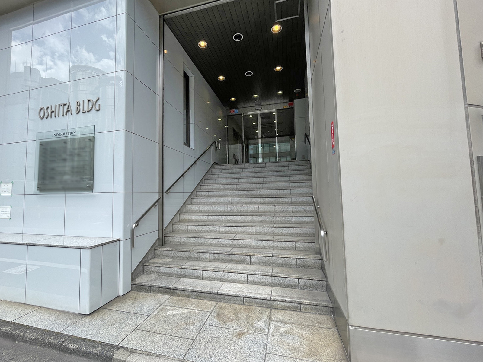 オフィスビル出入口