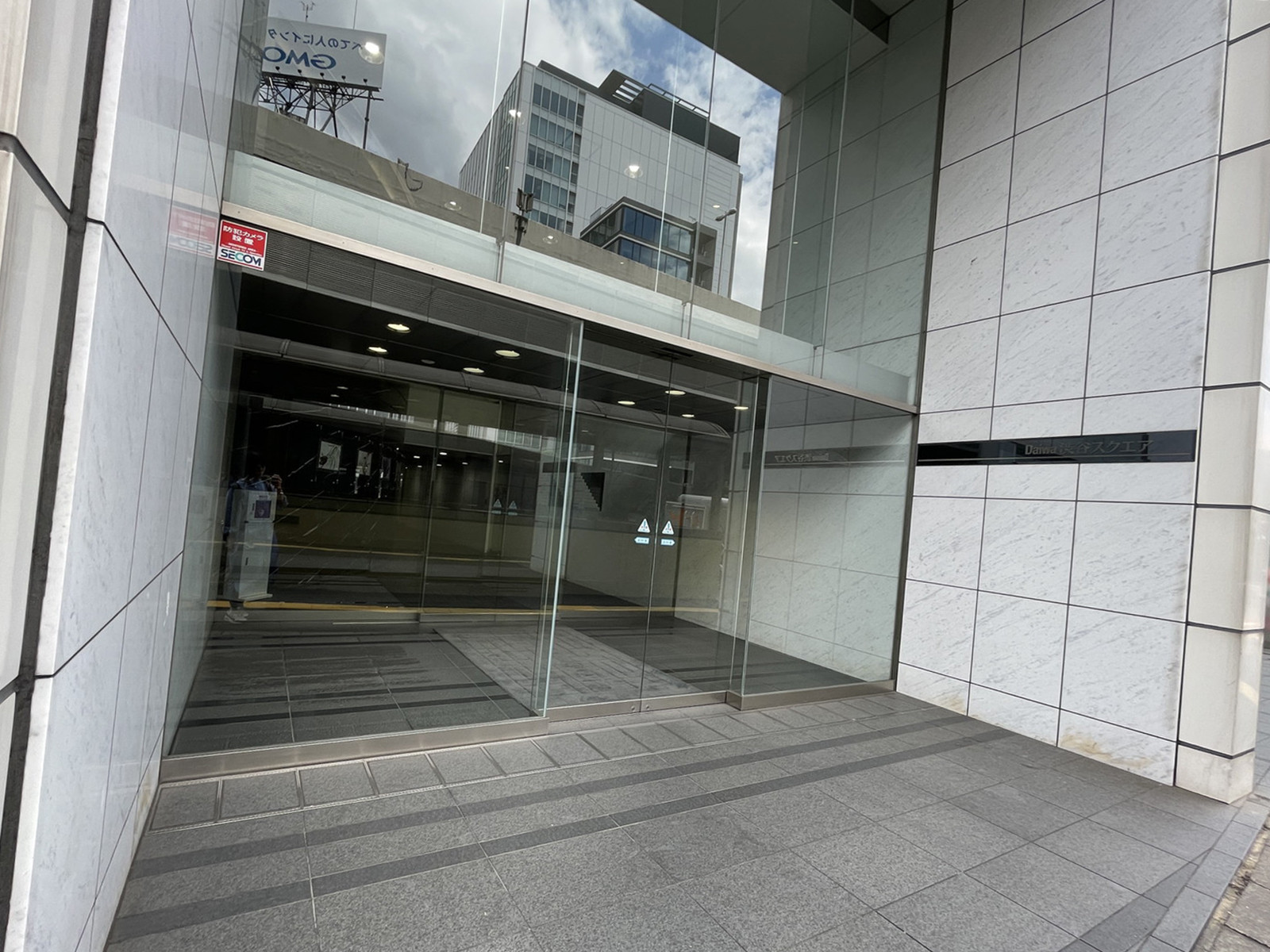オフィスビル出入口