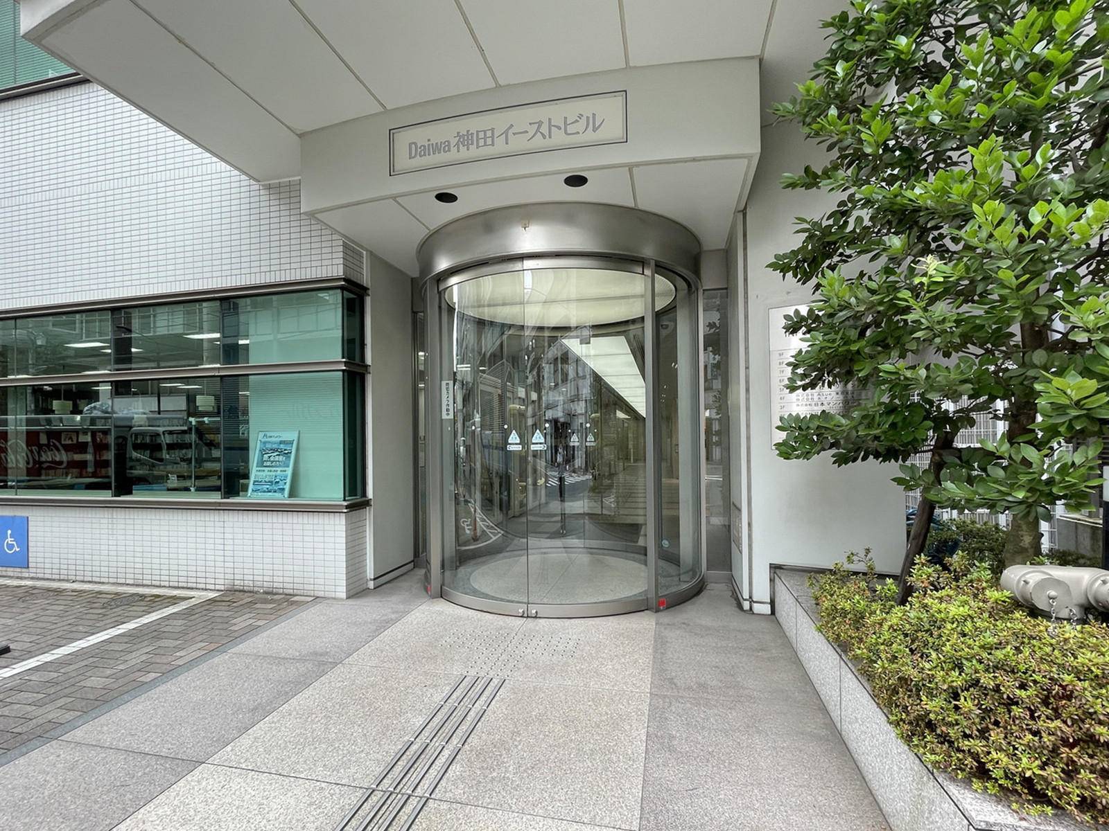 オフィスビル出入口