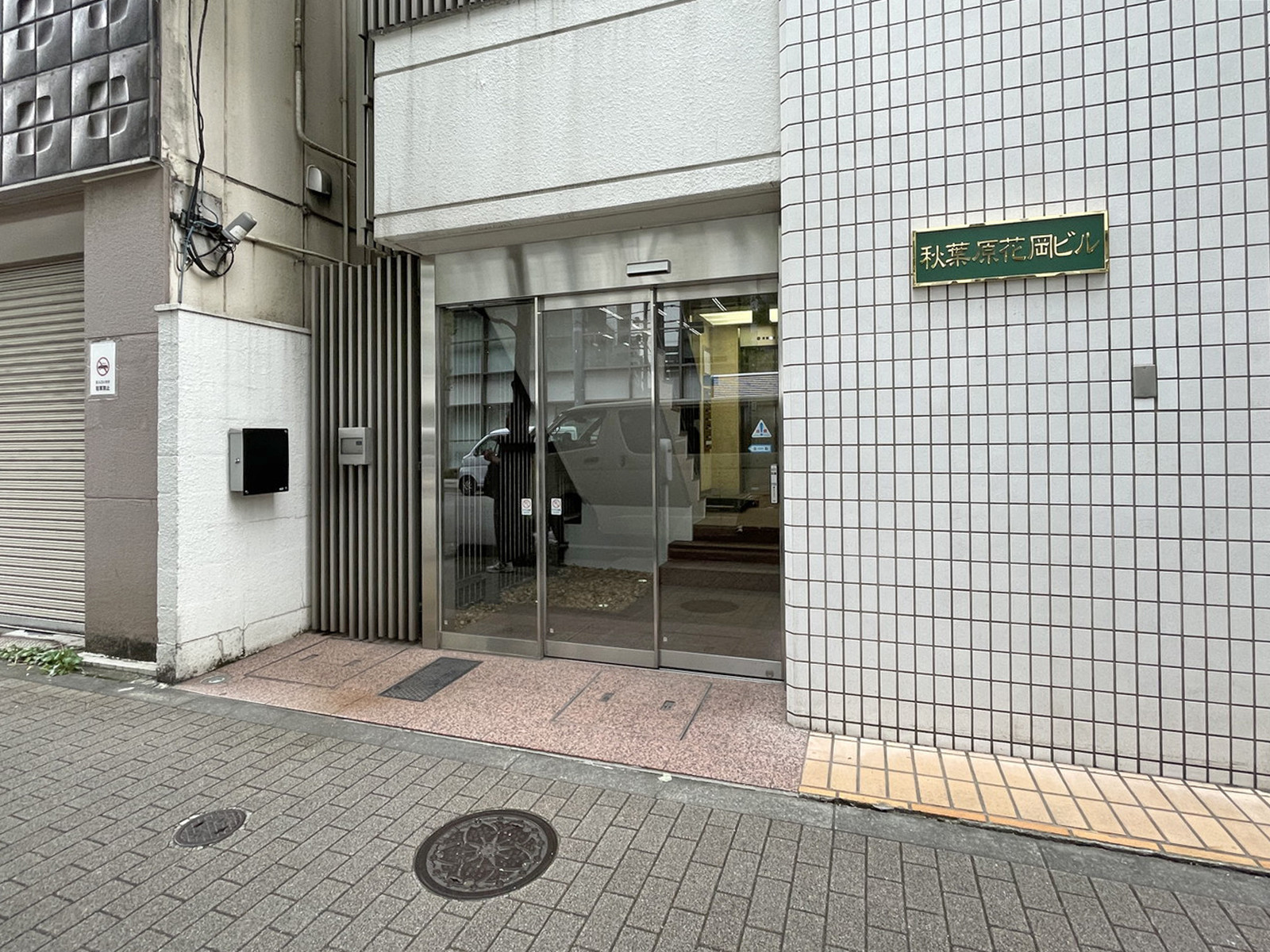 オフィスビル出入口