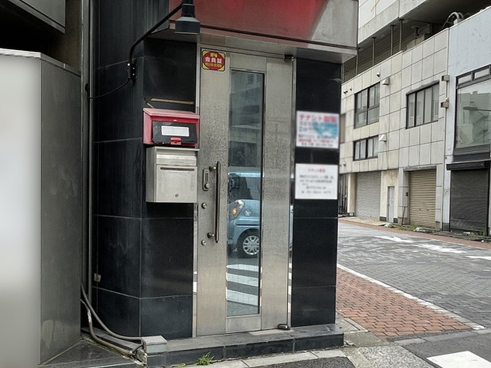 オフィスビル出入口