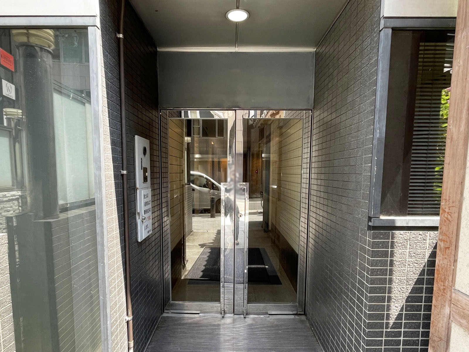 オフィスビル出入口