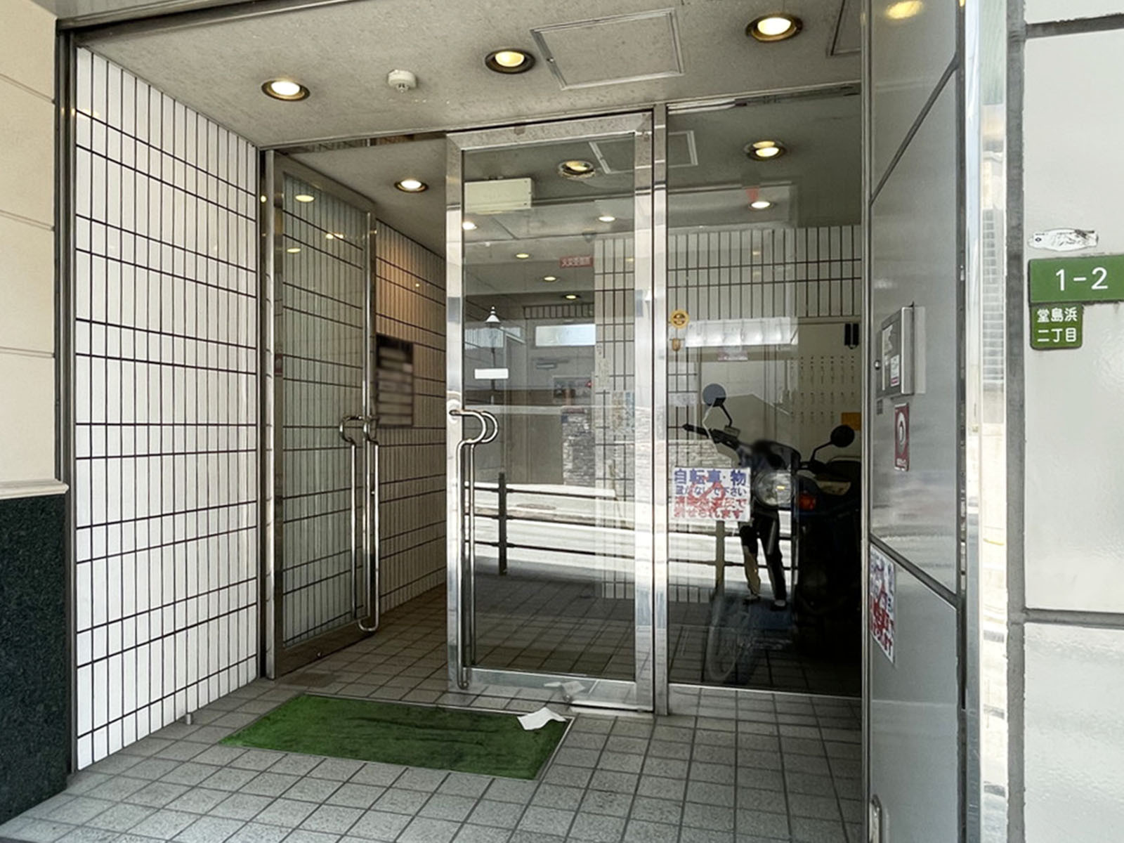 オフィスビル出入口