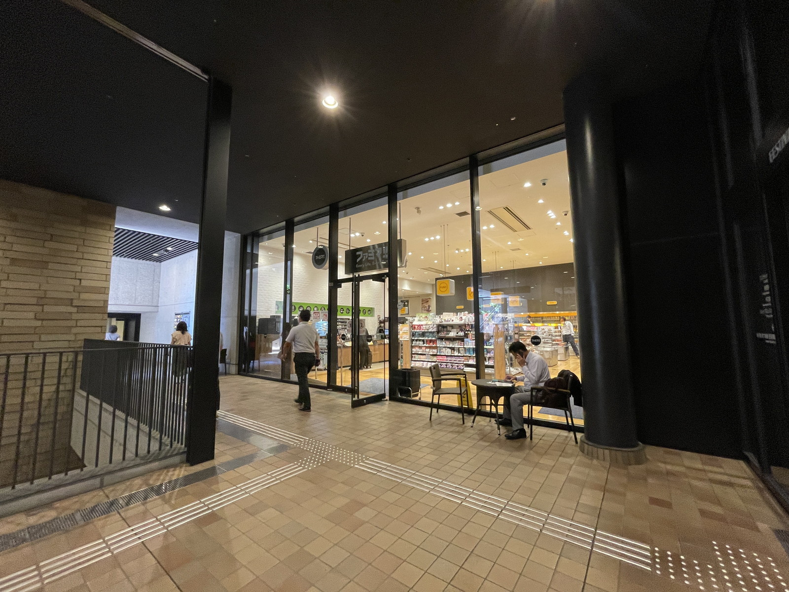 地下1階のファミマ!! 中之島フェスティバルプラザ店