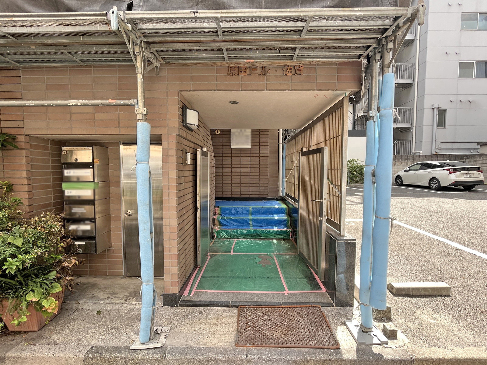 オフィスビル出入り口